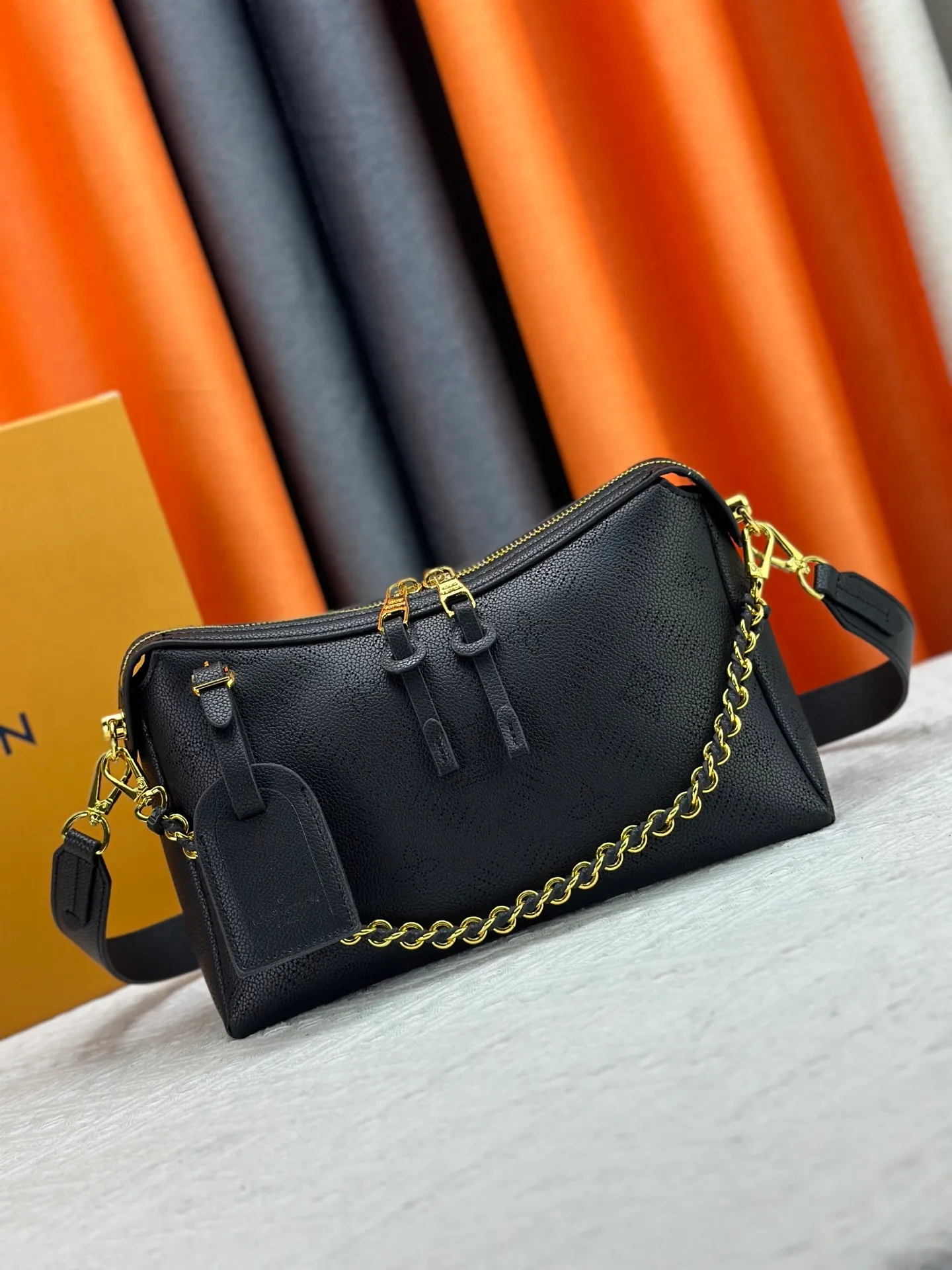 P260 Upgraded original M13157 M24255 M24114 This Hand It All small handbag is made of cow leather to interpret the brand's Bloom elements. The perforated Monogram pattern is integrated with floral imagery, and the classic style is upgraded with contrasting branding. The inner patch pocket is convenient for storing mobile phones, and the woven chain allows for flexible switching between cross-body or shoulder wear. Dimensions: 29.0 x 18.0 x 13.0 cm (length x height x width)