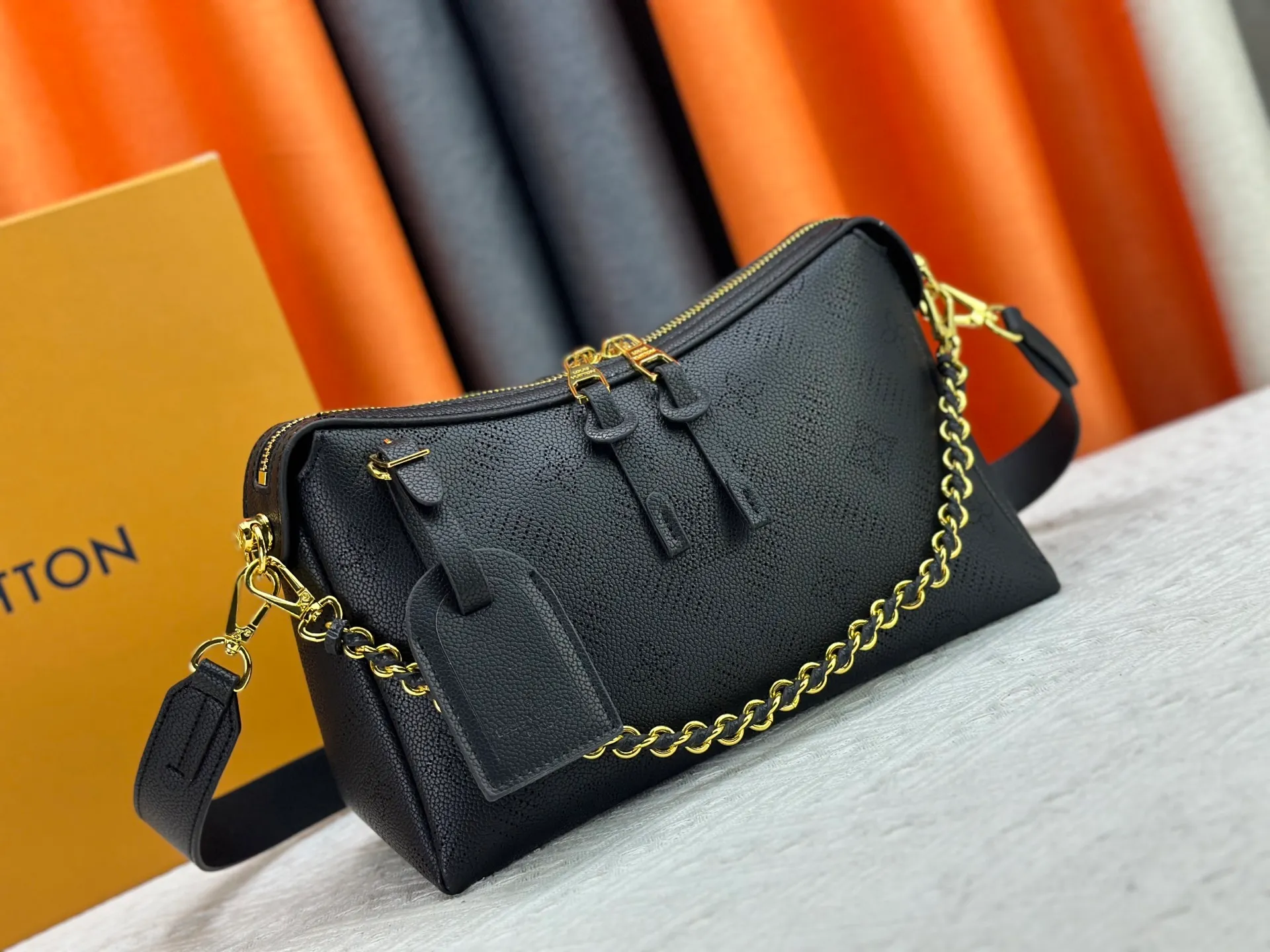 P260 Upgraded original M13157 M24255 M24114 This Hand It All small handbag is made of cow leather to interpret the brand's Bloom elements. The perforated Monogram pattern is integrated with floral imagery, and the classic style is upgraded with contrasting branding. The inner patch pocket is convenient for storing mobile phones, and the woven chain allows for flexible switching between cross-body or shoulder wear. Dimensions: 29.0 x 18.0 x 13.0 cm (length x height x width)