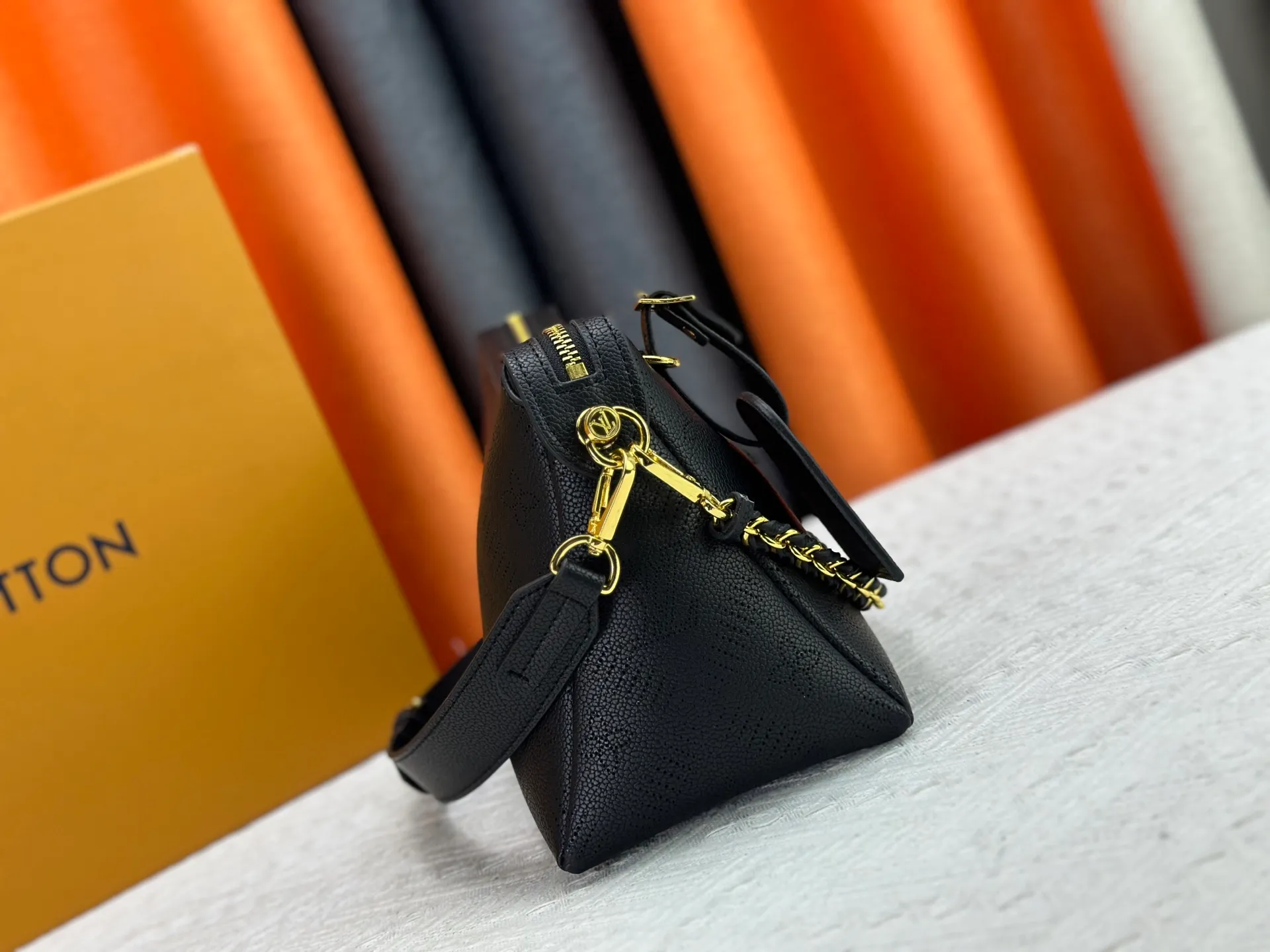 P260 Upgraded original M13157 M24255 M24114 This Hand It All small handbag is made of cow leather to interpret the brand's Bloom elements. The perforated Monogram pattern is integrated with floral imagery, and the classic style is upgraded with contrasting branding. The inner patch pocket is convenient for storing mobile phones, and the woven chain allows for flexible switching between cross-body or shoulder wear. Dimensions: 29.0 x 18.0 x 13.0 cm (length x height x width)