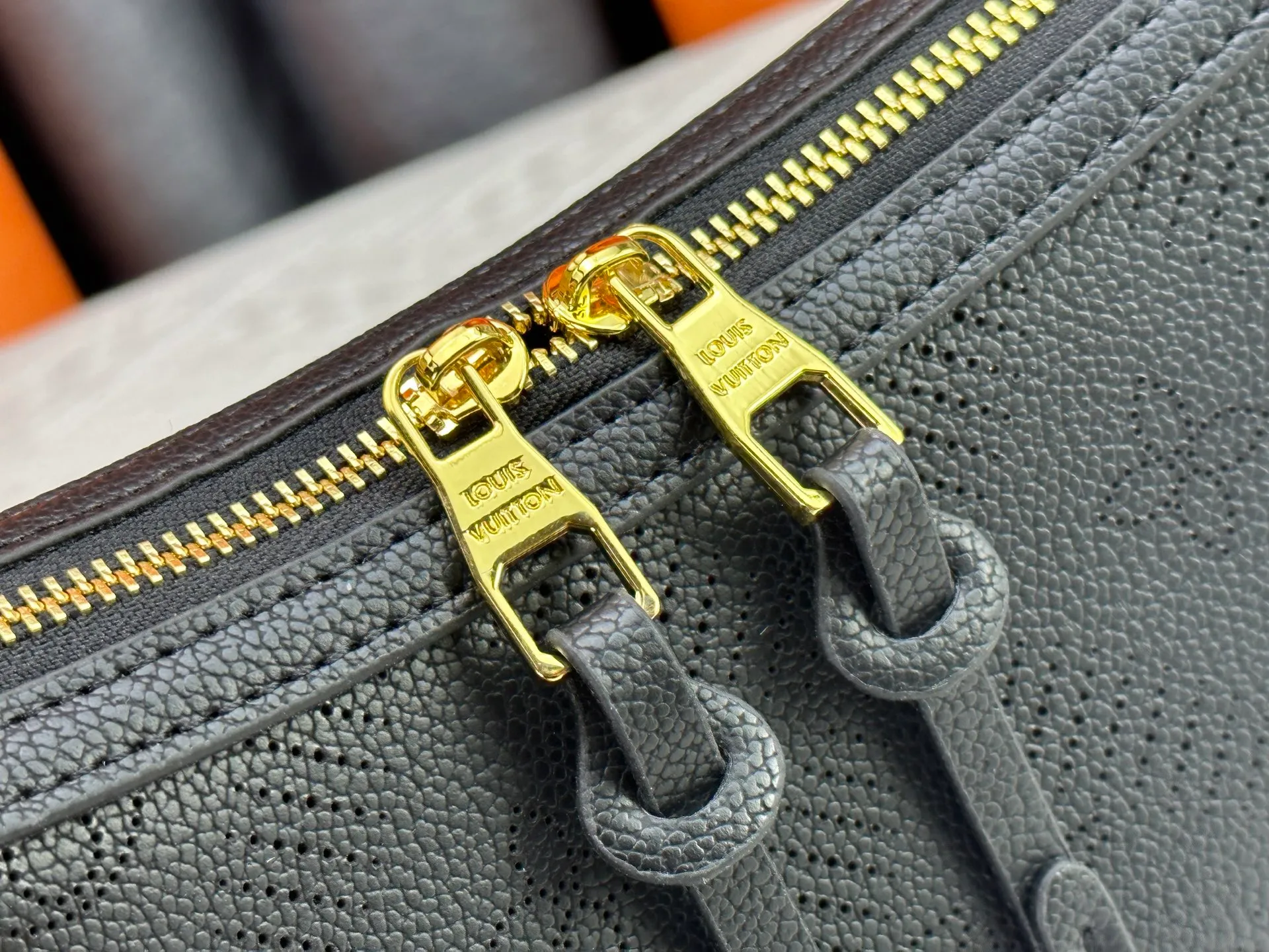 P260 Upgraded original M13157 M24255 M24114 This Hand It All small handbag is made of cow leather to interpret the brand's Bloom elements. The perforated Monogram pattern is integrated with floral imagery, and the classic style is upgraded with contrasting branding. The inner patch pocket is convenient for storing mobile phones, and the woven chain allows for flexible switching between cross-body or shoulder wear. Dimensions: 29.0 x 18.0 x 13.0 cm (length x height x width)