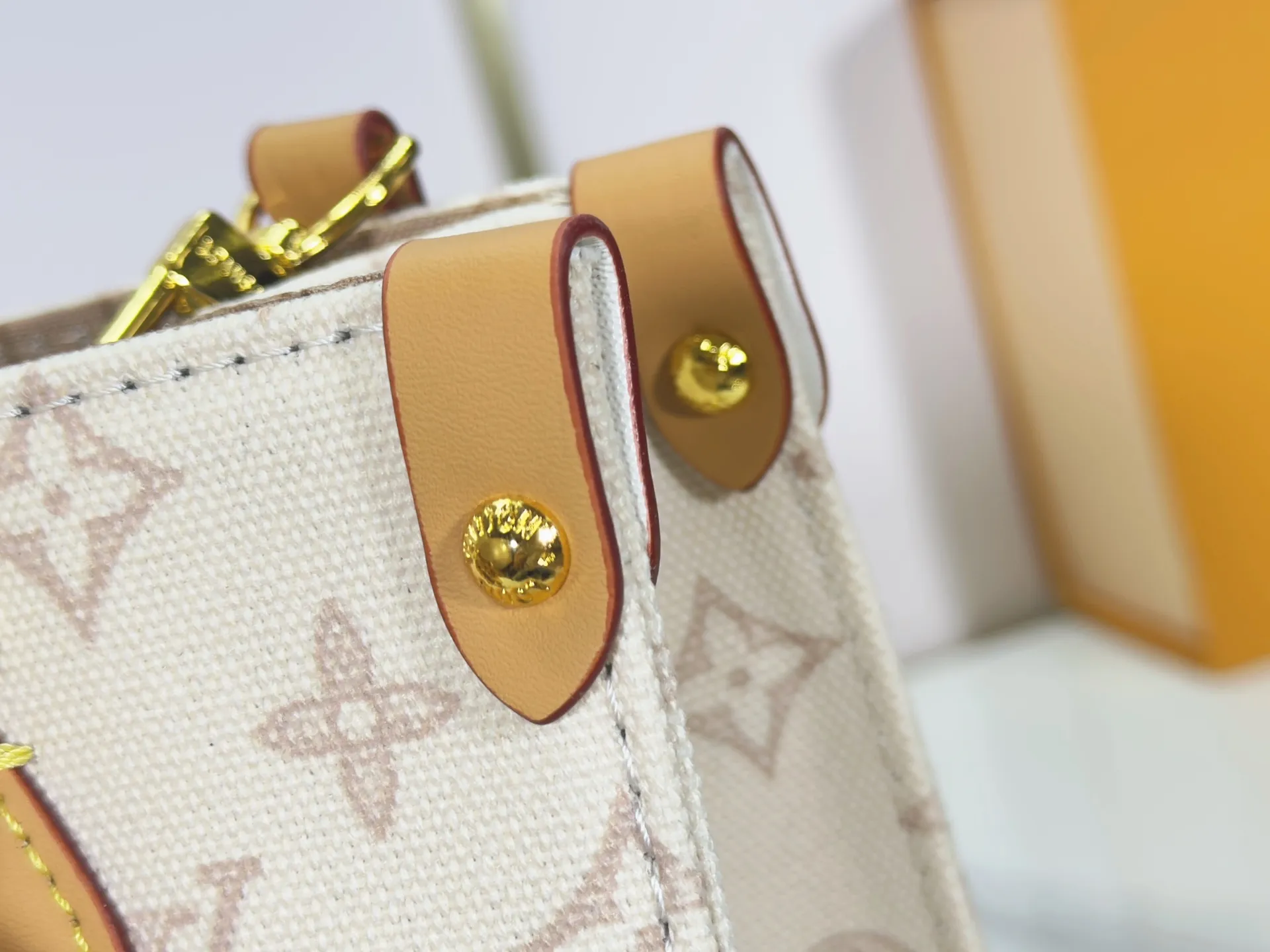 P260 upgraded original M28289 M45659 M44571 To celebrate the 130th anniversary of Louis Vuitton's Monogram pattern, this small OnTheGo handbag chooses Monogram Origine Bleu Courrier pattern canvas to reinterpret classic elements from a retro perspective. The shoulder straps, handles and address plaque are cut out of cowhide, and the striped lining and pockets open to reveal. Zipper bag securely stores valuables. Dimensions: 25 x 19 x 11.5 (cm) ((length x height x width)