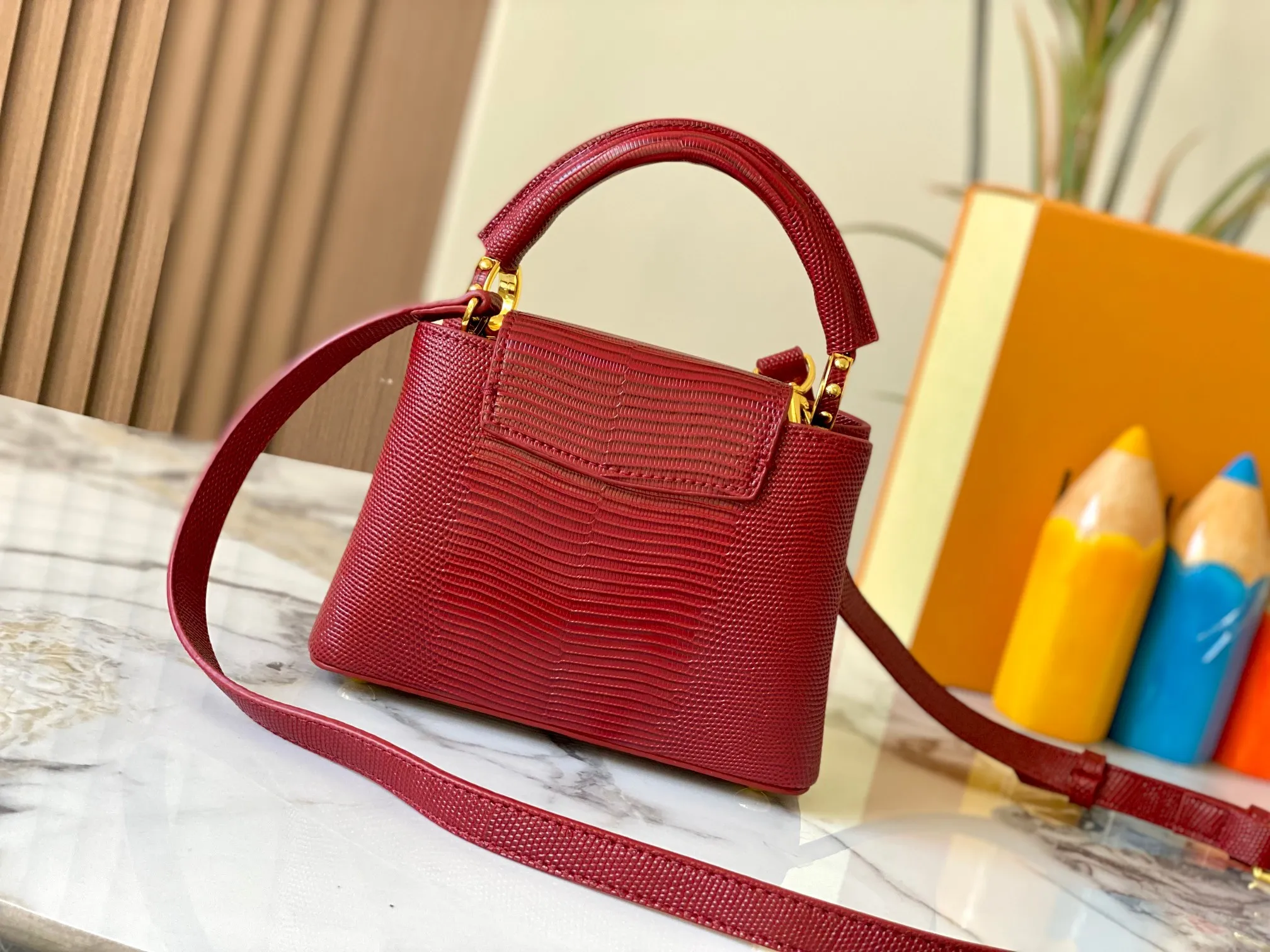 Top original P420 Guangzhou product M99527 maroon lizard gold buckle This Capucines mini handbag is wrapped in gorgeous lizard leather and lined with fine sheepskin, embellished with dazzling metal parts. The flip cover reads LV letters inside, and a Monogram flower blooms when turned out. Its compact size makes it a dazzling choice for evening occasions. Detailed features 21 x 14 x 8 cm (length x height x width)