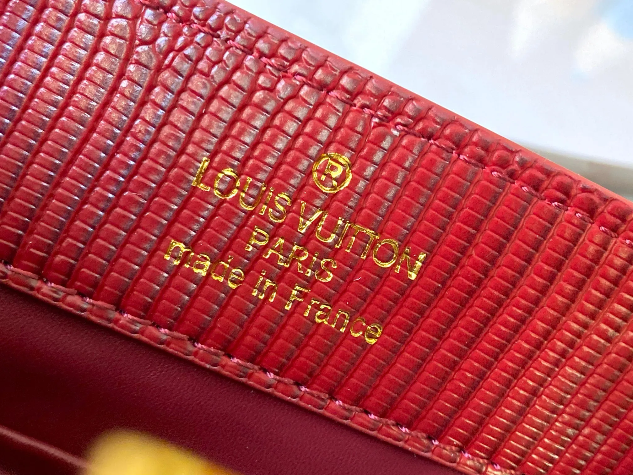 Top original P420 Guangzhou product M99527 maroon lizard gold buckle This Capucines mini handbag is wrapped in gorgeous lizard leather and lined with fine sheepskin, embellished with dazzling metal parts. The flip cover reads LV letters inside, and a Monogram flower blooms when turned out. Its compact size makes it a dazzling choice for evening occasions. Detailed features 21 x 14 x 8 cm (length x height x width)