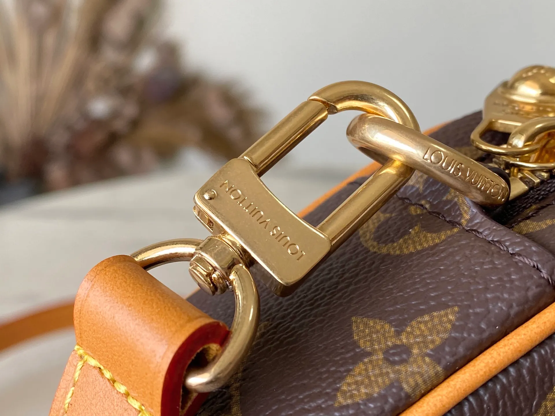 💰900 Top Original Order M14058 Trocadero mini handbag is made of Monogram canvas, vintage cow leather trim and reinforced front corners. It pays tribute to Louis Vuitton's legendary history and combines retro charm with exquisite modernity. The design is inspired by Louis Vuitton's cross-body bags designed in the 1980s and features a removable and adjustable shoulder strap. Dimensions: 20 × 13 × 6.5 cm