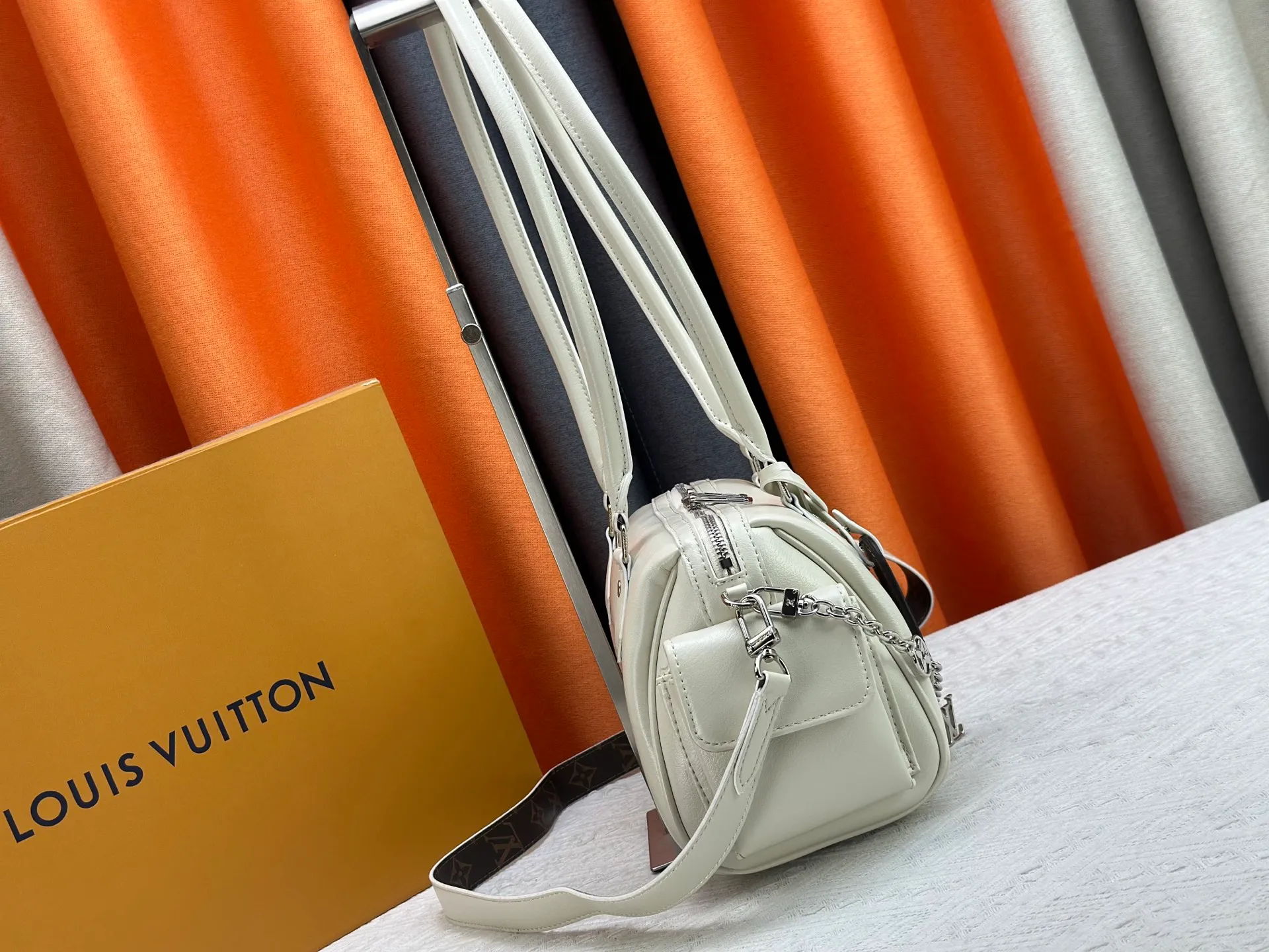 P300 Upgraded original M12934 M12965 This Speedy Cargo handbag is from the LV Vibe series, renovating the classic design of the 1930s with avant-garde touches. The glossy sheepskin body is embellished with a Monogram address plate, paying tribute to the brand's long trunk-making heritage. Plenty of space to easily store your daily needs, and the detachable leather shoulder strap allows for a variety of carrying methods. Dimensions: 28 x 17 x 12 cm (LxHxW)