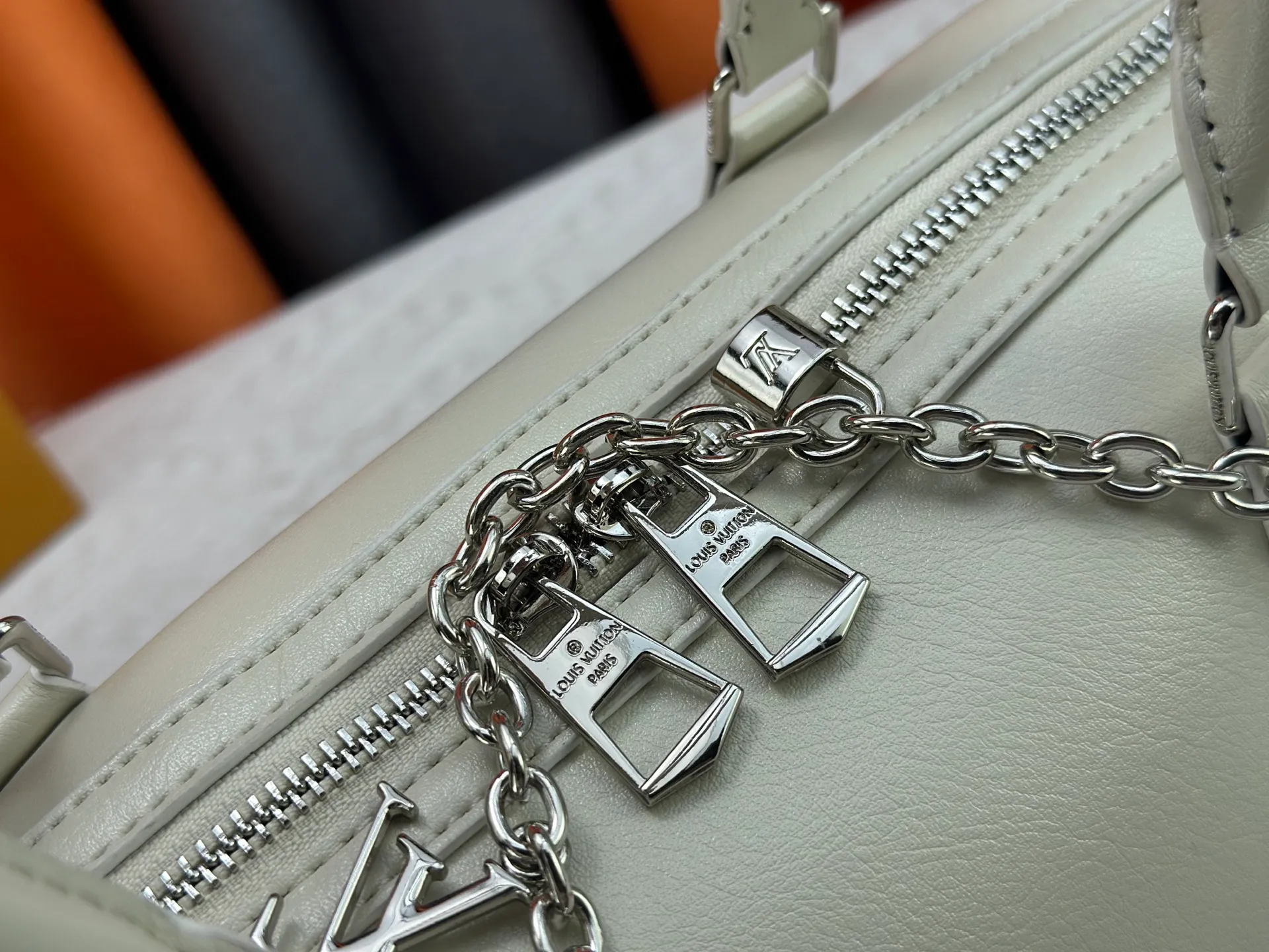 P300 Upgraded original M12934 M12965 This Speedy Cargo handbag is from the LV Vibe series, renovating the classic design of the 1930s with avant-garde touches. The glossy sheepskin body is embellished with a Monogram address plate, paying tribute to the brand's long trunk-making heritage. Plenty of space to easily store your daily needs, and the detachable leather shoulder strap allows for a variety of carrying methods. Dimensions: 28 x 17 x 12 cm (LxHxW)
