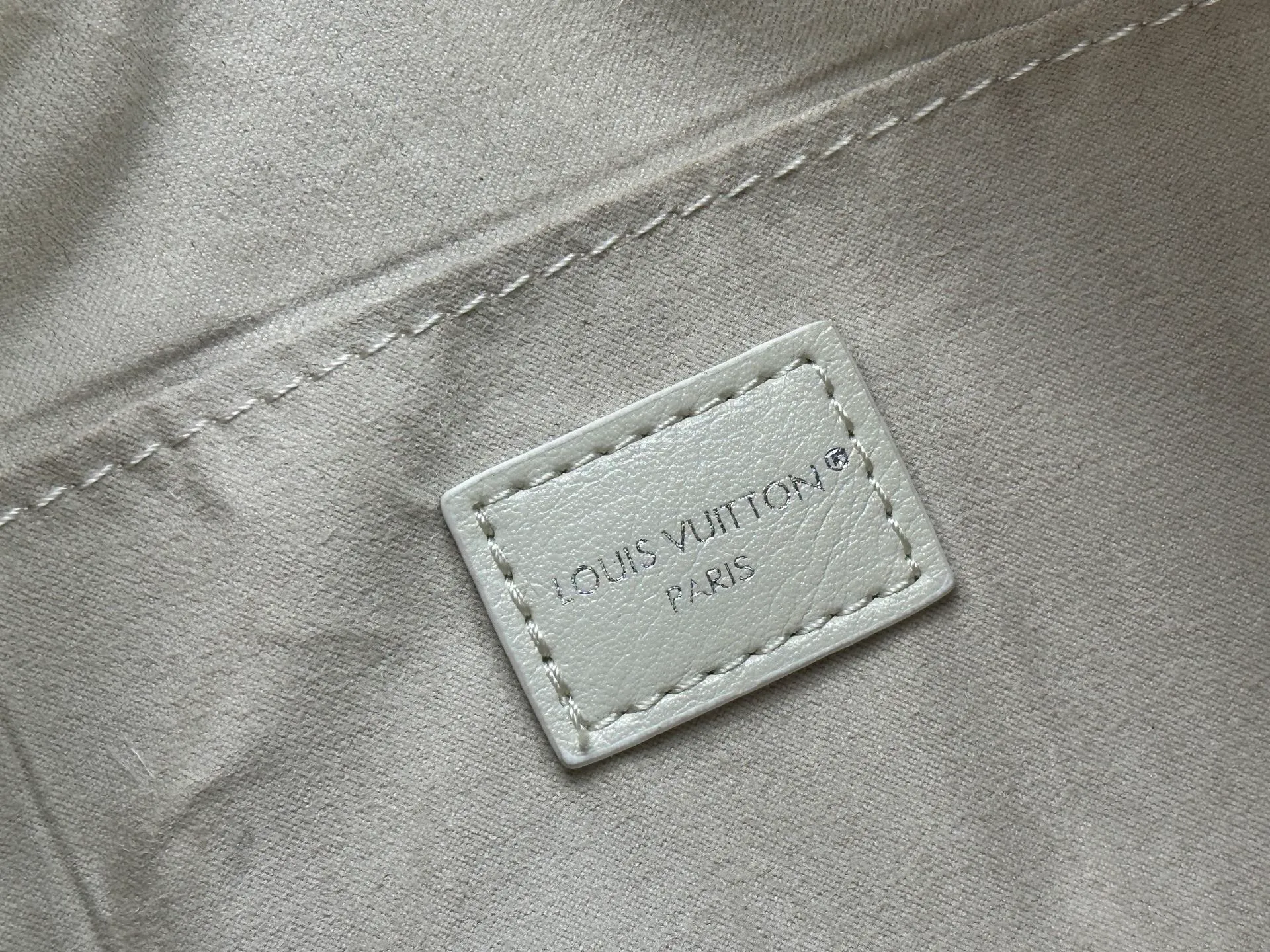 P300 Upgraded original M12934 M12965 This Speedy Cargo handbag is from the LV Vibe series, renovating the classic design of the 1930s with avant-garde touches. The glossy sheepskin body is embellished with a Monogram address plate, paying tribute to the brand's long trunk-making heritage. Plenty of space to easily store your daily needs, and the detachable leather shoulder strap allows for a variety of carrying methods. Dimensions: 28 x 17 x 12 cm (LxHxW)