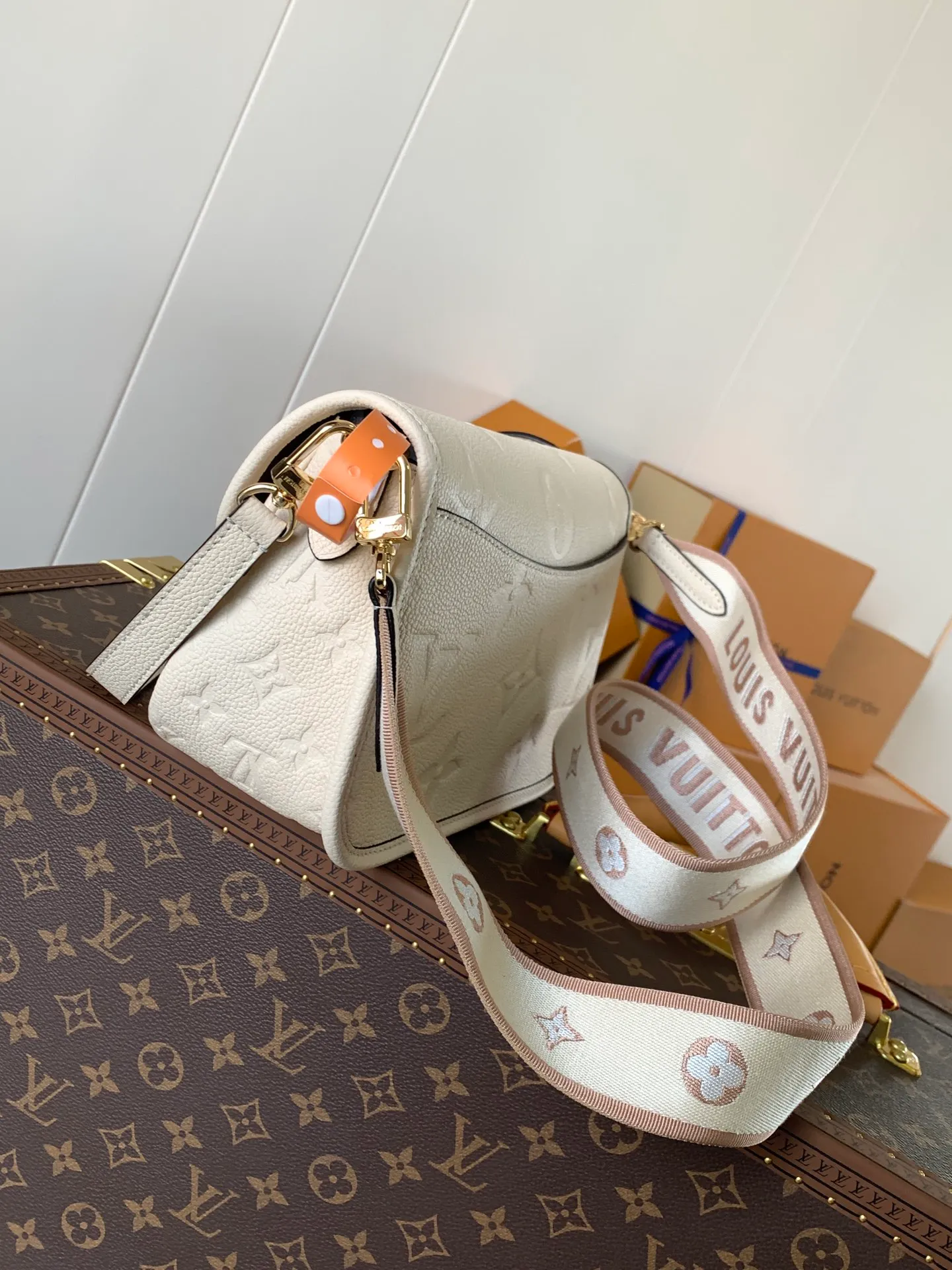 💰1100 (top layer leather) top original order transcoding chip custom first layer imported leather M47161 blue M46846 haze blue M46386 black M46388 off-white M46583 apricot silk screen This Diane handbag is based on Louis Vuitton's classic Monogram The Empreinte embossed leather has the brand logo woven into the detachable wide jacquard shoulder strap. In addition to the detachable leather shoulder strap, it adds a cross-body option, which can flexibly match the elegant style or the dynamic style. Dimensions: 23 × 16 × 8.5 cm