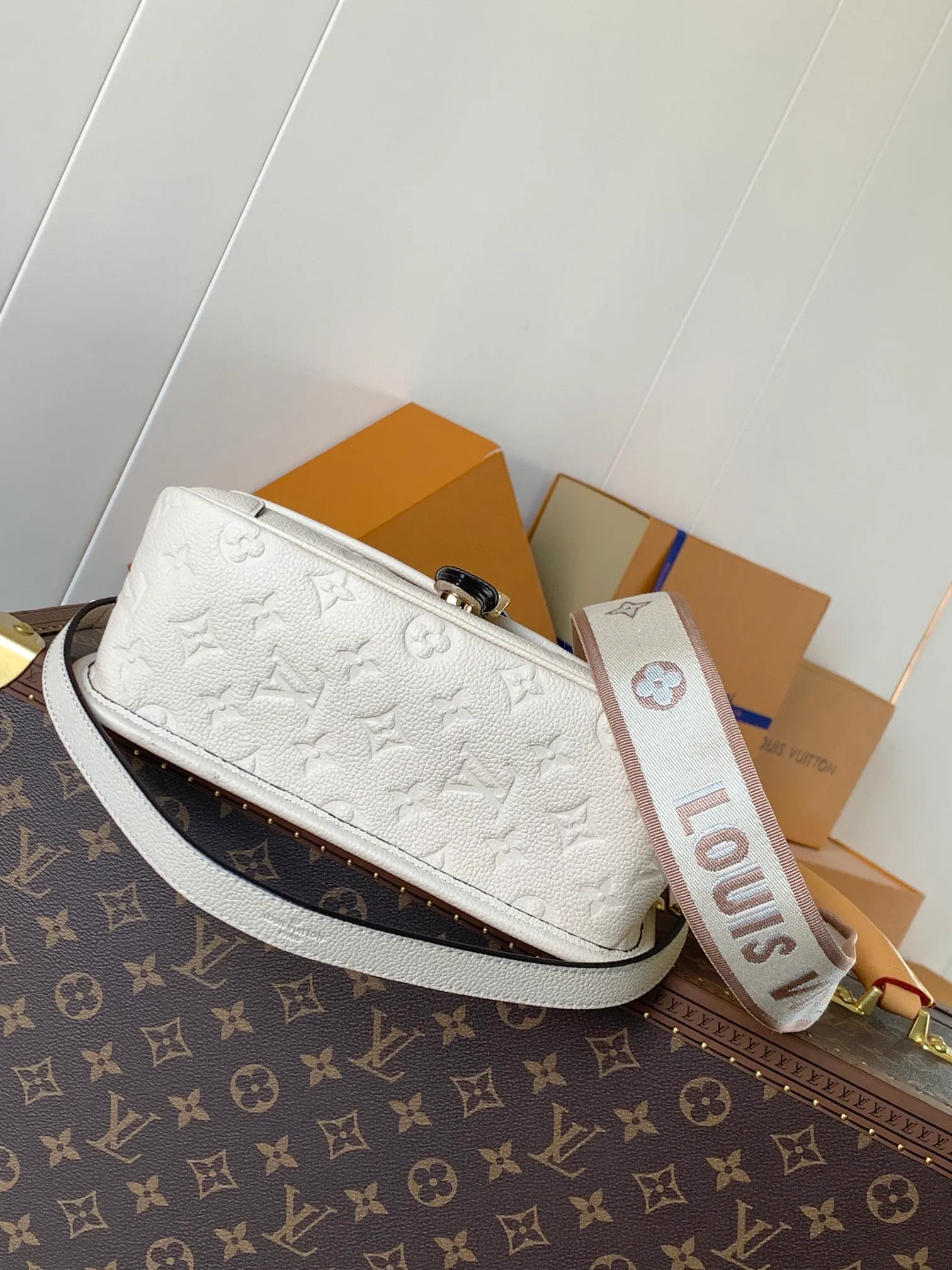 💰1100 (top layer leather) top original order transcoding chip custom first layer imported leather M47161 blue M46846 haze blue M46386 black M46388 off-white M46583 apricot silk screen This Diane handbag is based on Louis Vuitton's classic Monogram The Empreinte embossed leather has the brand logo woven into the detachable wide jacquard shoulder strap. In addition to the detachable leather shoulder strap, it adds a cross-body option, which can flexibly match the elegant style or the dynamic style. Dimensions: 23 × 16 × 8.5 cm