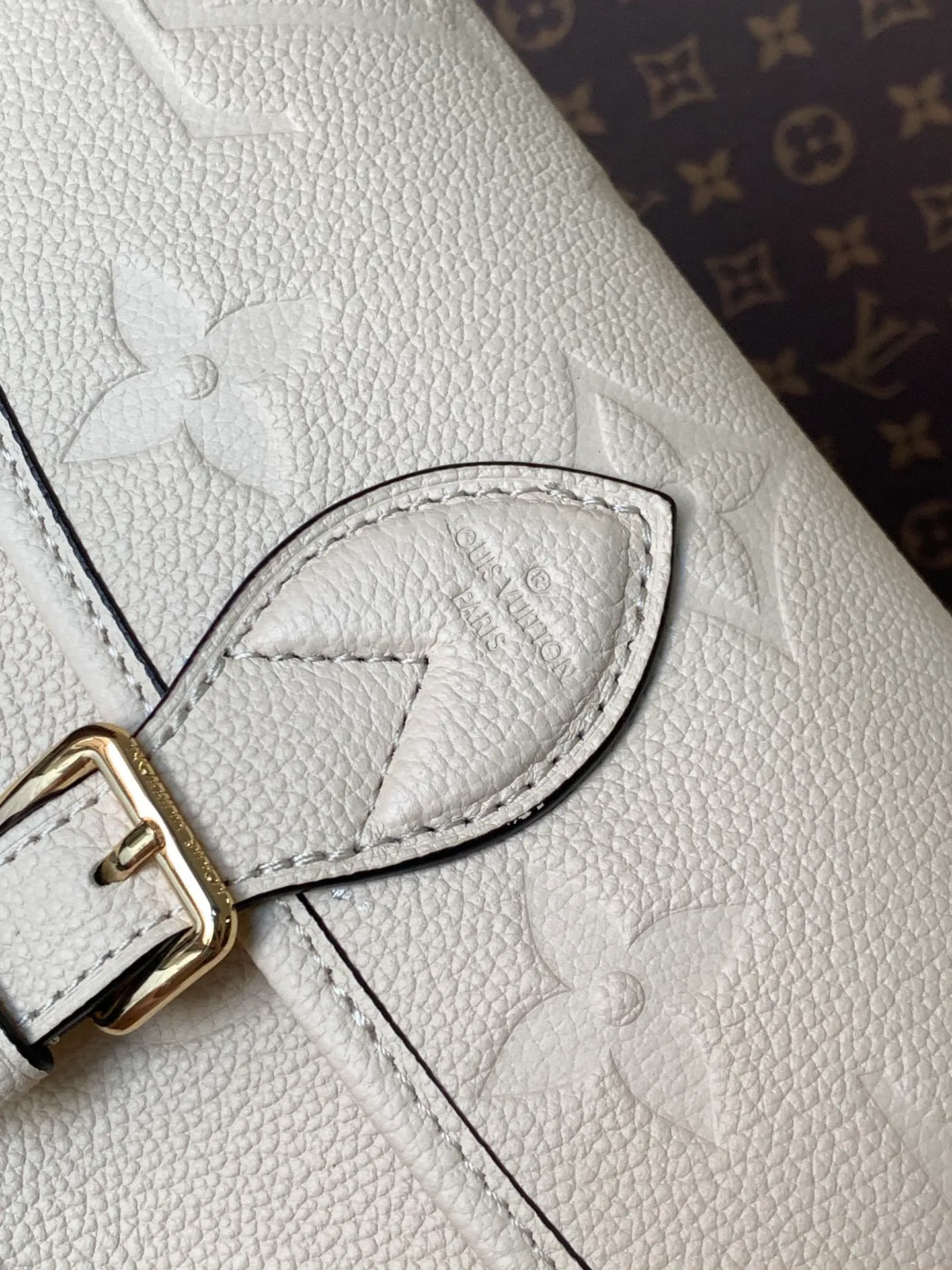 💰1100 (top layer leather) top original order transcoding chip custom first layer imported leather M47161 blue M46846 haze blue M46386 black M46388 off-white M46583 apricot silk screen This Diane handbag is based on Louis Vuitton's classic Monogram The Empreinte embossed leather has the brand logo woven into the detachable wide jacquard shoulder strap. In addition to the detachable leather shoulder strap, it adds a cross-body option, which can flexibly match the elegant style or the dynamic style. Dimensions: 23 × 16 × 8.5 cm