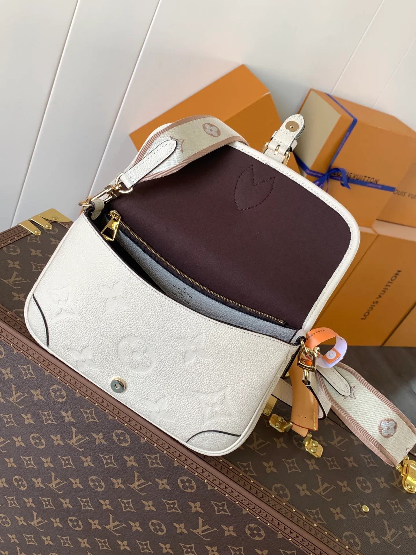 💰1100 (top layer leather) top original order transcoding chip custom first layer imported leather M47161 blue M46846 haze blue M46386 black M46388 off-white M46583 apricot silk screen This Diane handbag is based on Louis Vuitton's classic Monogram The Empreinte embossed leather has the brand logo woven into the detachable wide jacquard shoulder strap. In addition to the detachable leather shoulder strap, it adds a cross-body option, which can flexibly match the elegant style or the dynamic style. Dimensions: 23 × 16 × 8.5 cm