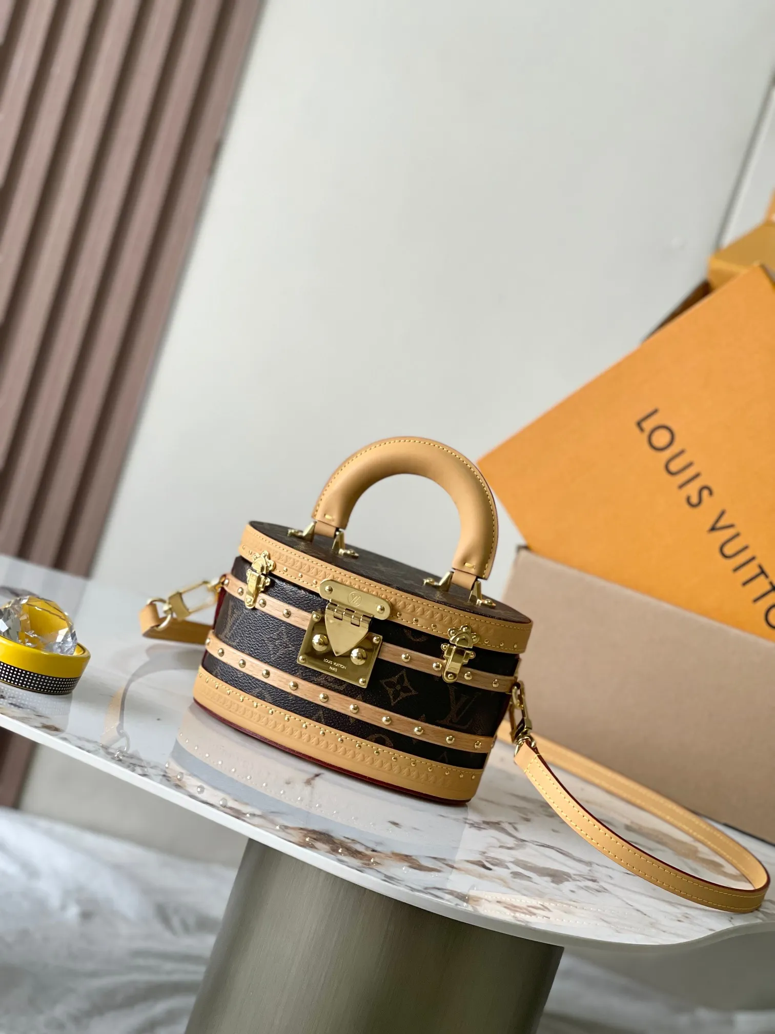 p3800 [Special grade MB chip version original leather] This ELLIS hard box handbag Model: M24843 presbyopia dynamic chip version Material: A-grade all-steel hardware, imported original fabric Packaging: full set of original duty-free MB packaging Size: 19.5 x 12 x11.5 cm