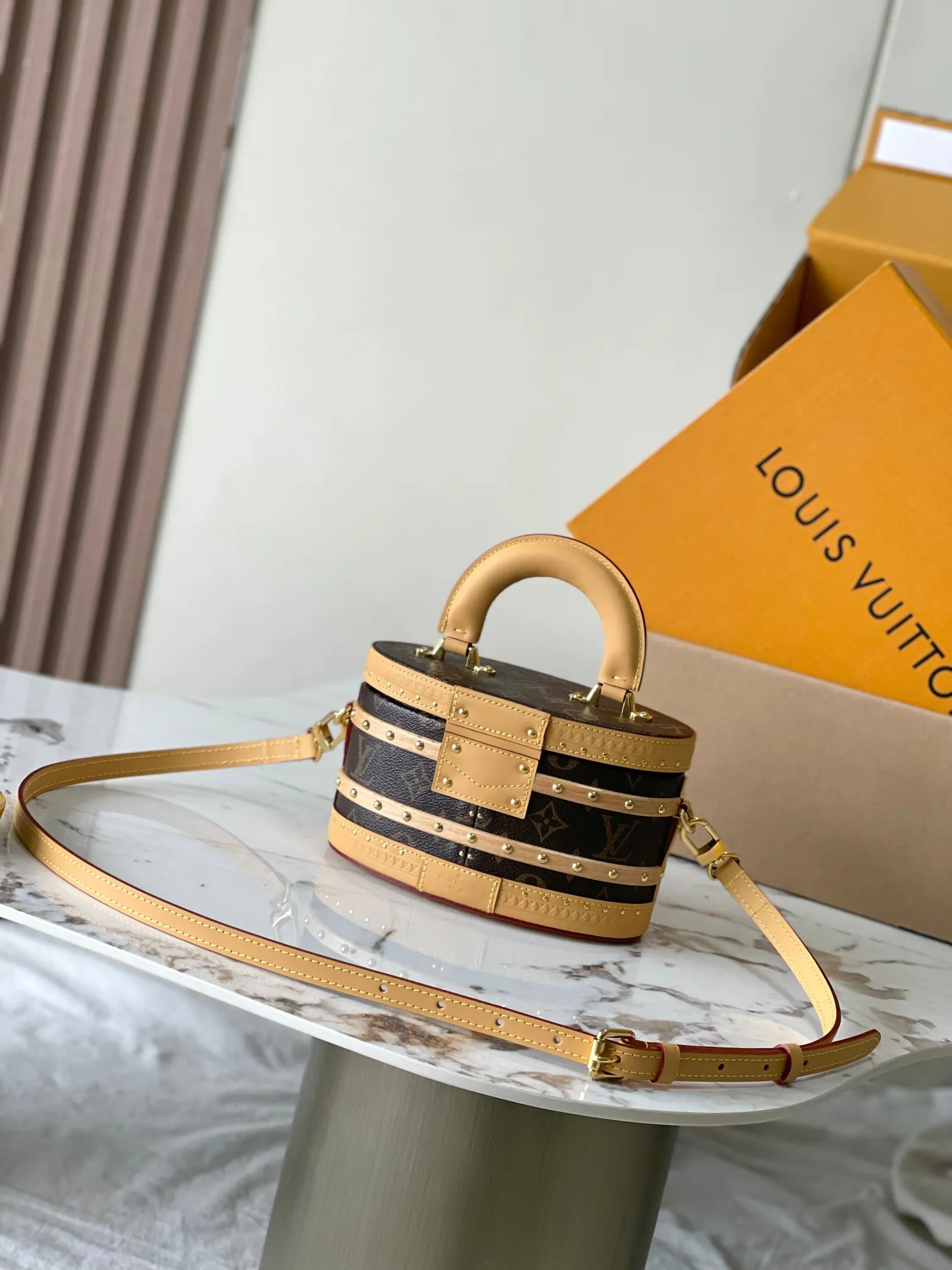 p3800 [Special grade MB chip version original leather] This ELLIS hard box handbag Model: M24843 presbyopia dynamic chip version Material: A-grade all-steel hardware, imported original fabric Packaging: full set of original duty-free MB packaging Size: 19.5 x 12 x11.5 cm