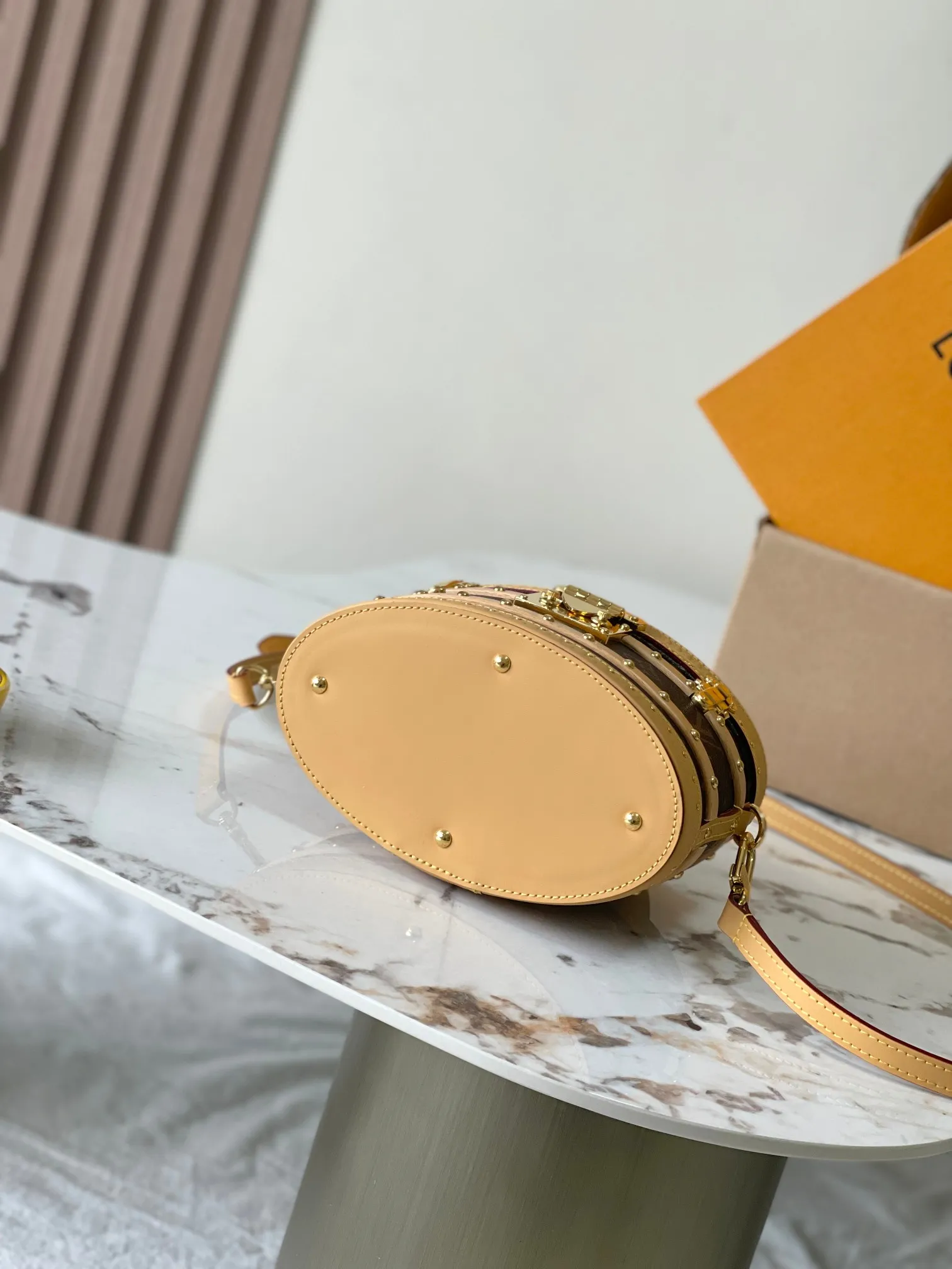 p3800 [Special grade MB chip version original leather] This ELLIS hard box handbag Model: M24843 presbyopia dynamic chip version Material: A-grade all-steel hardware, imported original fabric Packaging: full set of original duty-free MB packaging Size: 19.5 x 12 x11.5 cm