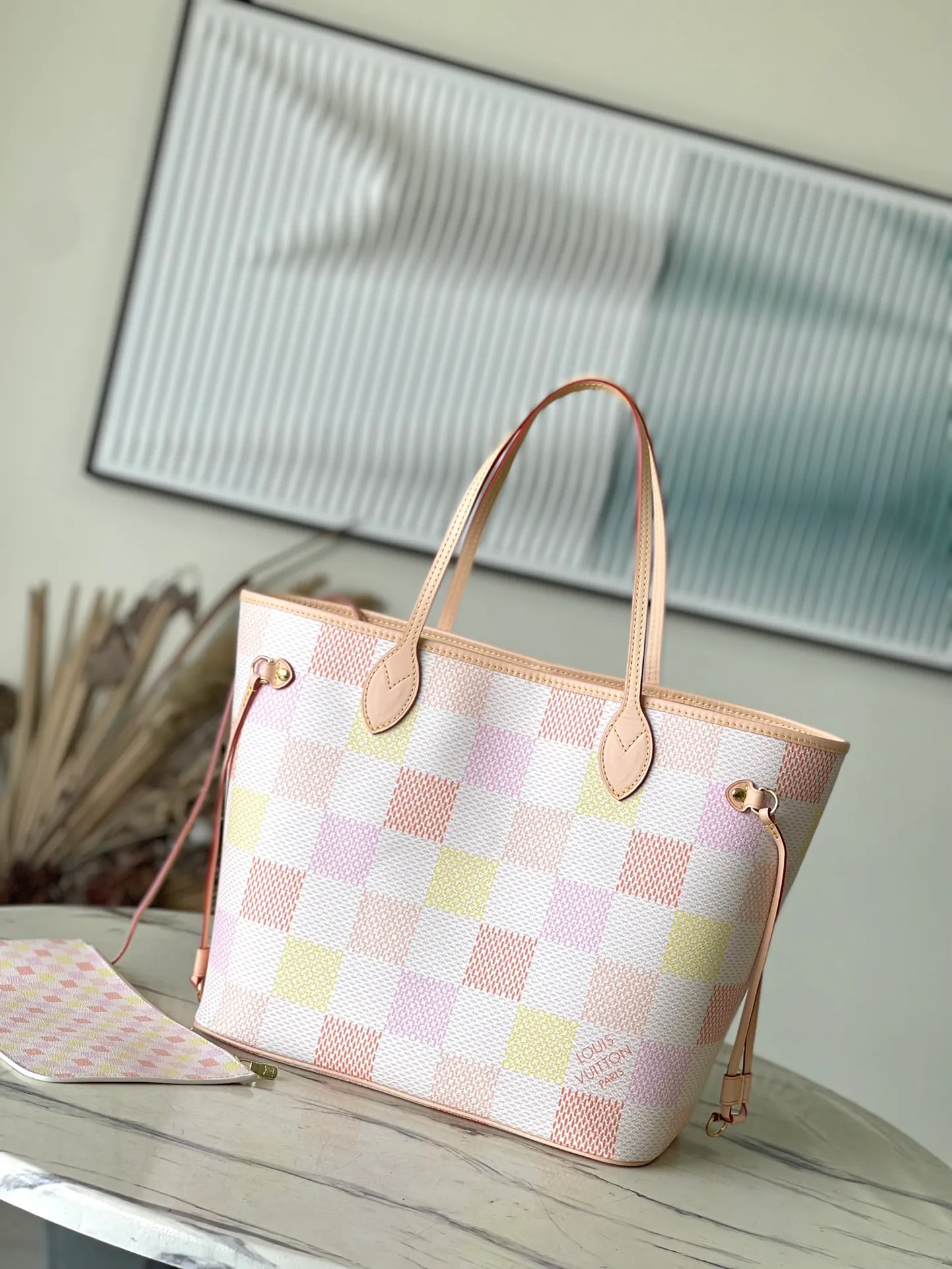 💰1140 Top original order N40668 This Neverfull medium handbag is made of Damier Giant canvas dyed in pastel colors, and the internal detachable zipper coin pocket is made of the same material. Loosen the straps on both sides to turn the compact shape into a casual tote. Dimensions: 31 × 28 × 14 cm