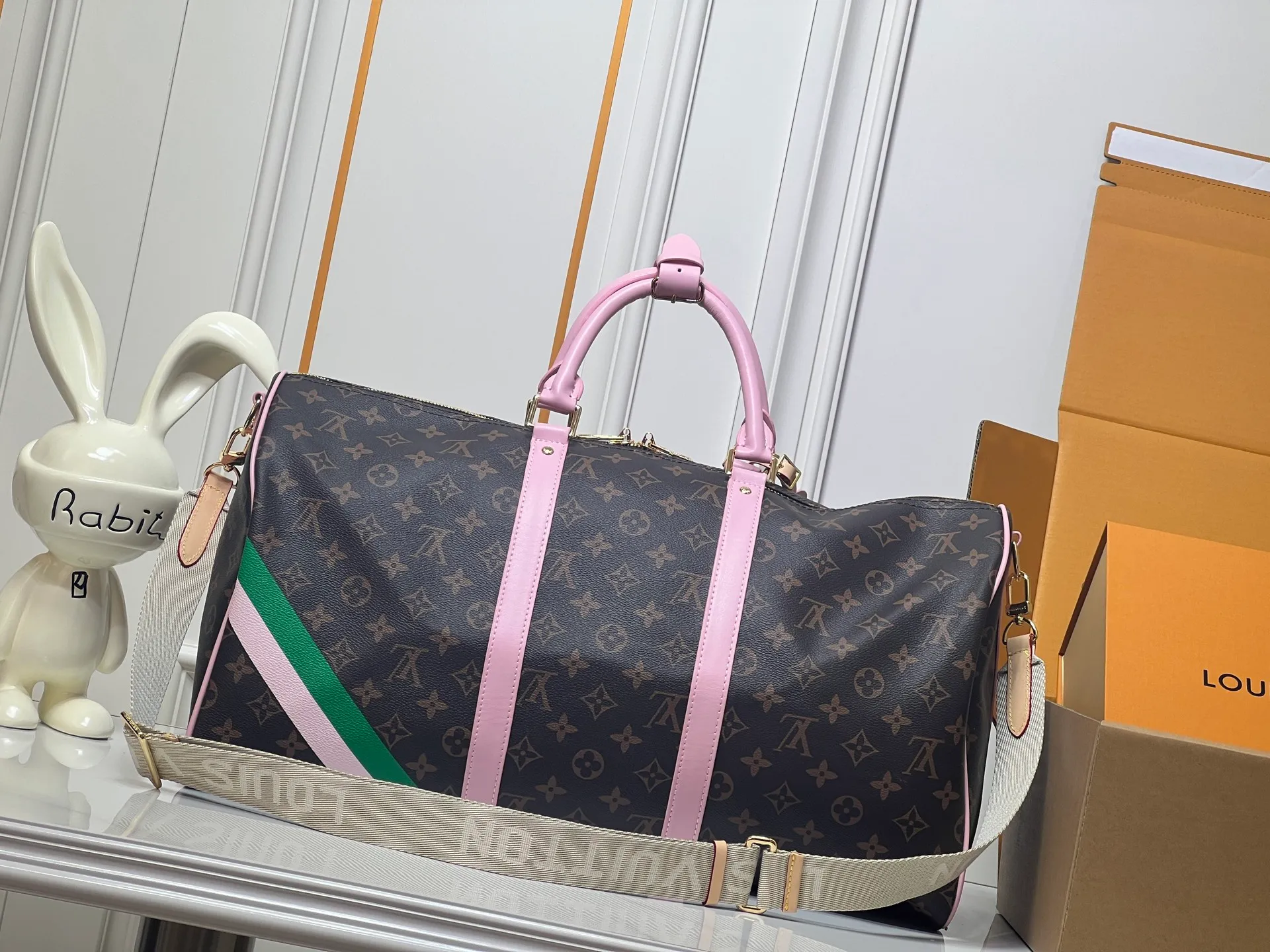 Batch 440💰M25822 M41416 This Keepall Bandouliere 45 travel bag is from the tennis series. It is a Monogram canvas bag decorated with colorful stripes and LV tennis-shaped decoration, with bright leather details. The carry-on size includes plenty of space, and the detachable shoulder strap makes it easy to carry on the shoulder or cross-body. Size: 45x27x20cm