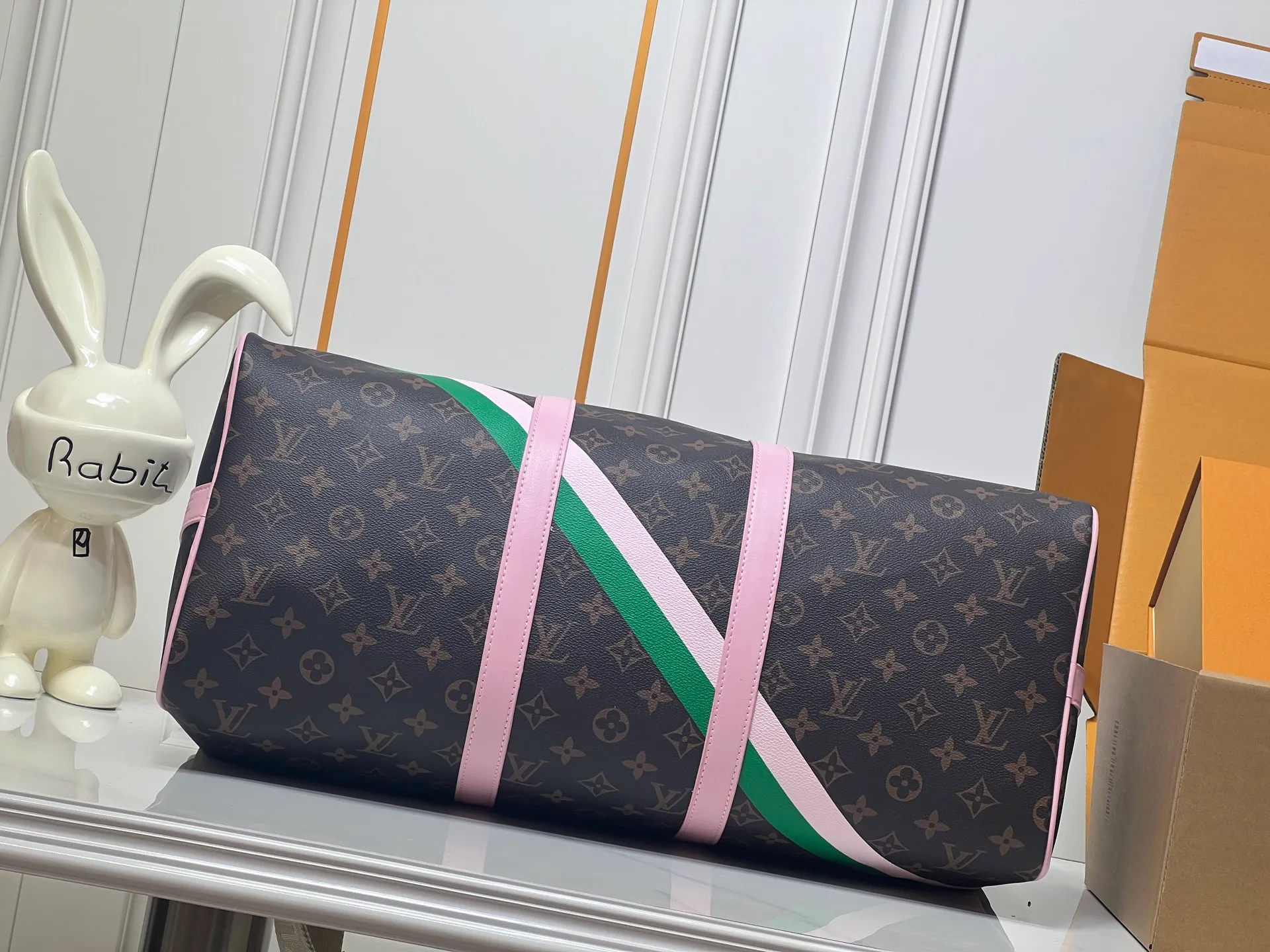 Batch 440💰M25822 M41416 This Keepall Bandouliere 45 travel bag is from the tennis series. It is a Monogram canvas bag decorated with colorful stripes and LV tennis-shaped decoration, with bright leather details. The carry-on size includes plenty of space, and the detachable shoulder strap makes it easy to carry on the shoulder or cross-body. Size: 45x27x20cm