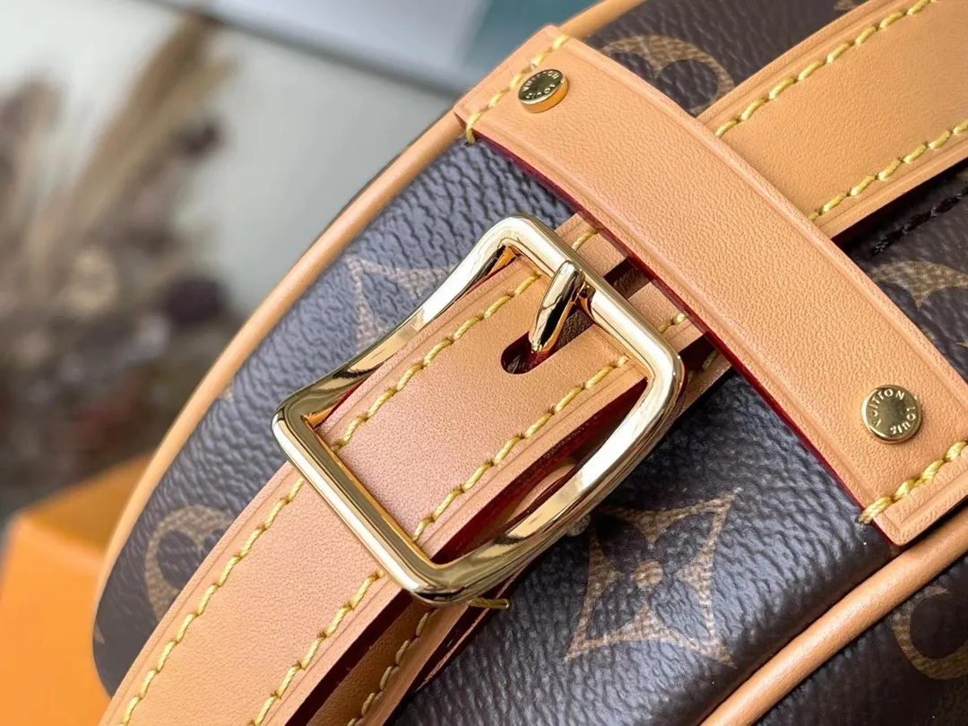 💰740 Top Original Order M45149 Nicolas Ghesquière revisits the brand’s travel tradition in the spring and summer of 2020 to create a pocket-sized version of the Boîte Chapeau Souple handbag. Trimmed with Monogram canvas and natural cowhide, it exudes casual elegance. The compact "hat box bag" has plenty of space inside, making it easy to travel with your daily needs. Dimensions: 17.0 x 16.0 x 7.0 cm