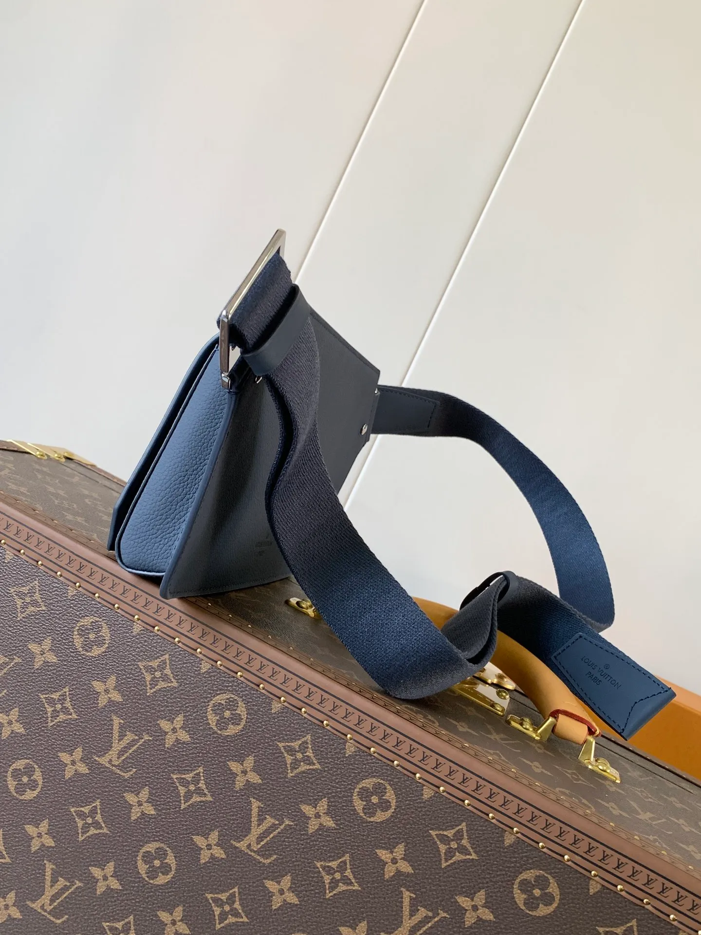 💰940 (first-grain leather) top original order M57081 black M21364 blue M21364 gray green M21364 military green top original order transcoding chip exclusive original order The new LV Aerogram shoulder bag is made of fine grained cow leather to create a minimalist design, allowing fashionistas to free their hands, with a metal LV logo and a shoulder strap derived from the brand's traditional hard case. An obtuse flap and magnetic closure open the generous main compartment, and a zippered pocket adds an extra layer of protection. 30.0 x 16.0 x 3.0 cm (Length x Height x Width) • LV Aerogram cow leather • Cow leather trim • Textile lining • Metal hardware • Metal lettering logo • Flap front pocket with magnetic closure • Zip outer compartment • Shoulder strap: non-detachable, adjustable • Half-length strap: 36.0 cm • Half-length strap adjustable to: 53.0 cm