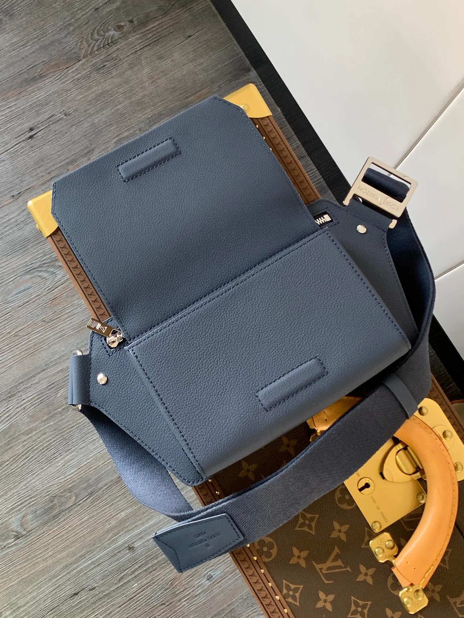 💰940 (first-grain leather) top original order M57081 black M21364 blue M21364 gray green M21364 military green top original order transcoding chip exclusive original order The new LV Aerogram shoulder bag is made of fine grained cow leather to create a minimalist design, allowing fashionistas to free their hands, with a metal LV logo and a shoulder strap derived from the brand's traditional hard case. An obtuse flap and magnetic closure open the generous main compartment, and a zippered pocket adds an extra layer of protection. 30.0 x 16.0 x 3.0 cm (Length x Height x Width) • LV Aerogram cow leather • Cow leather trim • Textile lining • Metal hardware • Metal lettering logo • Flap front pocket with magnetic closure • Zip outer compartment • Shoulder strap: non-detachable, adjustable • Half-length strap: 36.0 cm • Half-length strap adjustable to: 53.0 cm