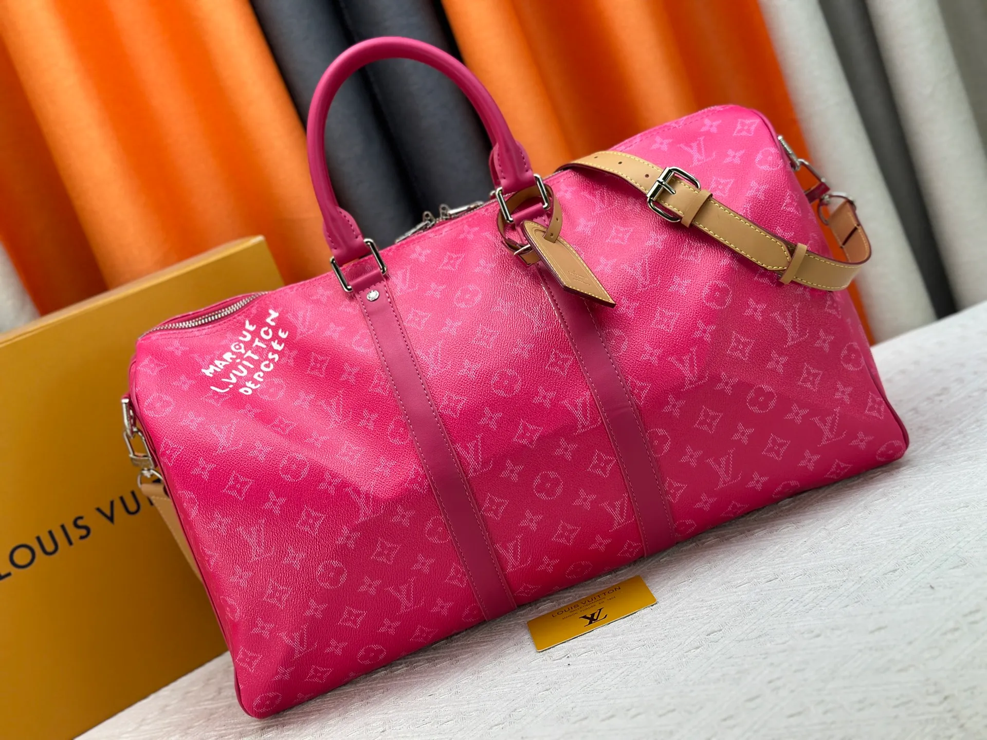 P340 Upgraded original M26864 M26865 M26866 This Keepall Bandoulière 50 travel bag is made of Monogram Heritage canvas dip-dyed in colorful colors, with cowhide trim, leather shoulder straps, removable leather nameplate and cotton lining. The Marque L.Vuitton Déposée logo pays homage to Louis Vuitton’s rich heritage.  29 x 23 x 50 cm (H x W x L) Monogram Heritage coated canvas Cow leather trim Textile lining Metal hardware Carry-on baggage dimensions Double zip closure Padlock Removable name tag Internal zip pocket Handles: Double handles