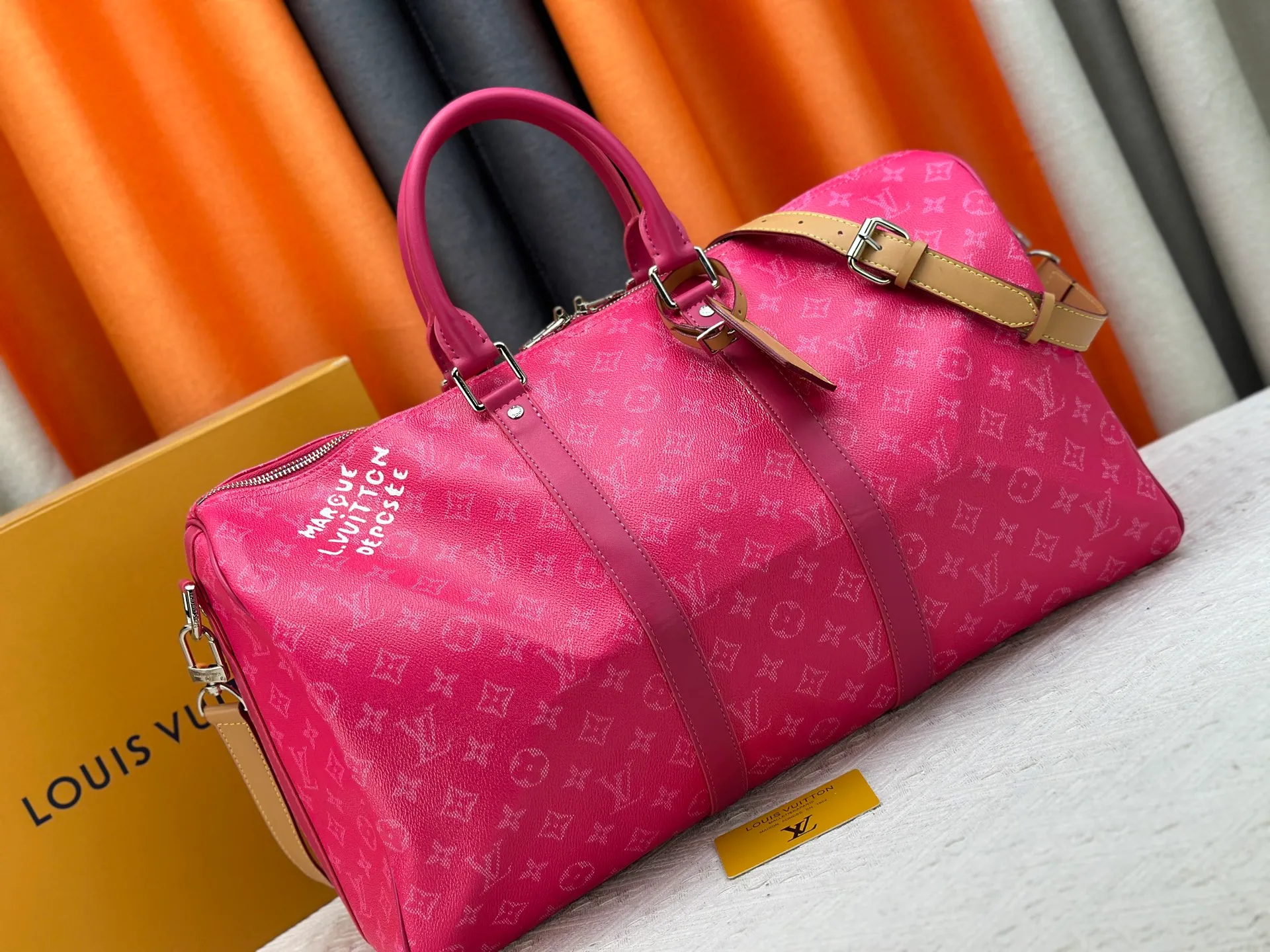 P340 Upgraded original M26864 M26865 M26866 This Keepall Bandoulière 50 travel bag is made of Monogram Heritage canvas dip-dyed in colorful colors, with cowhide trim, leather shoulder straps, removable leather nameplate and cotton lining. The Marque L.Vuitton Déposée logo pays homage to Louis Vuitton’s rich heritage.  29 x 23 x 50 cm (H x W x L) Monogram Heritage coated canvas Cow leather trim Textile lining Metal hardware Carry-on baggage dimensions Double zip closure Padlock Removable name tag Internal zip pocket Handles: Double handles