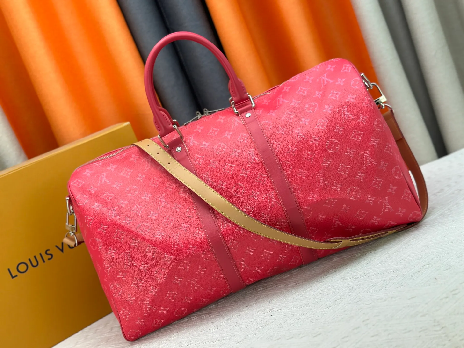 P340 Upgraded original M26864 M26865 M26866 This Keepall Bandoulière 50 travel bag is made of Monogram Heritage canvas dip-dyed in colorful colors, with cowhide trim, leather shoulder straps, removable leather nameplate and cotton lining. The Marque L.Vuitton Déposée logo pays homage to Louis Vuitton’s rich heritage.  29 x 23 x 50 cm (H x W x L) Monogram Heritage coated canvas Cow leather trim Textile lining Metal hardware Carry-on baggage dimensions Double zip closure Padlock Removable name tag Internal zip pocket Handles: Double handles