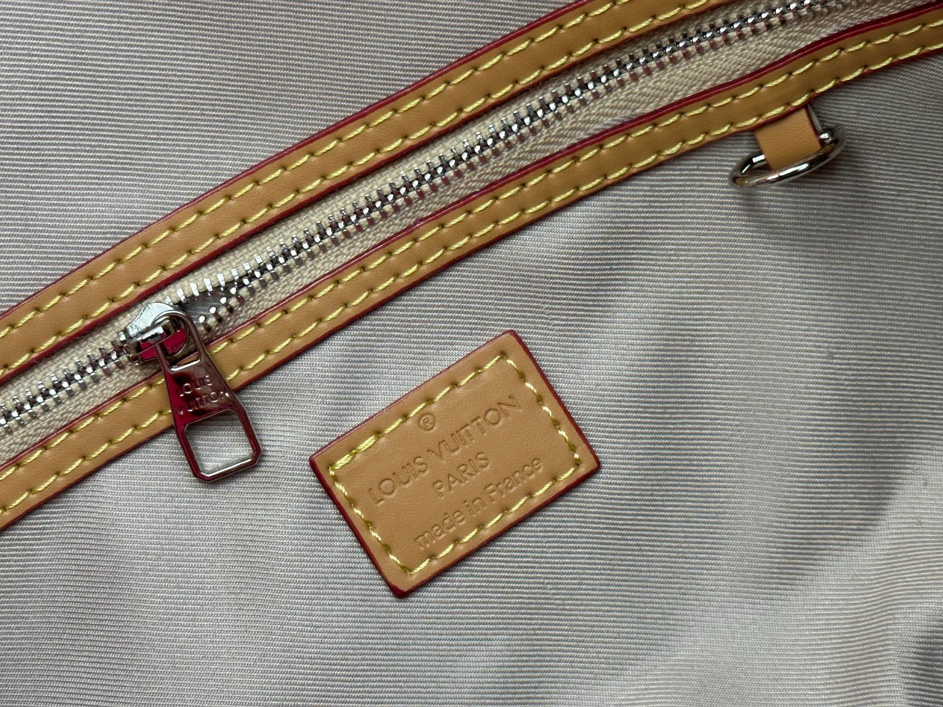 P340 Upgraded original M26864 M26865 M26866 This Keepall Bandoulière 50 travel bag is made of Monogram Heritage canvas dip-dyed in colorful colors, with cowhide trim, leather shoulder straps, removable leather nameplate and cotton lining. The Marque L.Vuitton Déposée logo pays homage to Louis Vuitton’s rich heritage.  29 x 23 x 50 cm (H x W x L) Monogram Heritage coated canvas Cow leather trim Textile lining Metal hardware Carry-on baggage dimensions Double zip closure Padlock Removable name tag Internal zip pocket Handles: Double handles