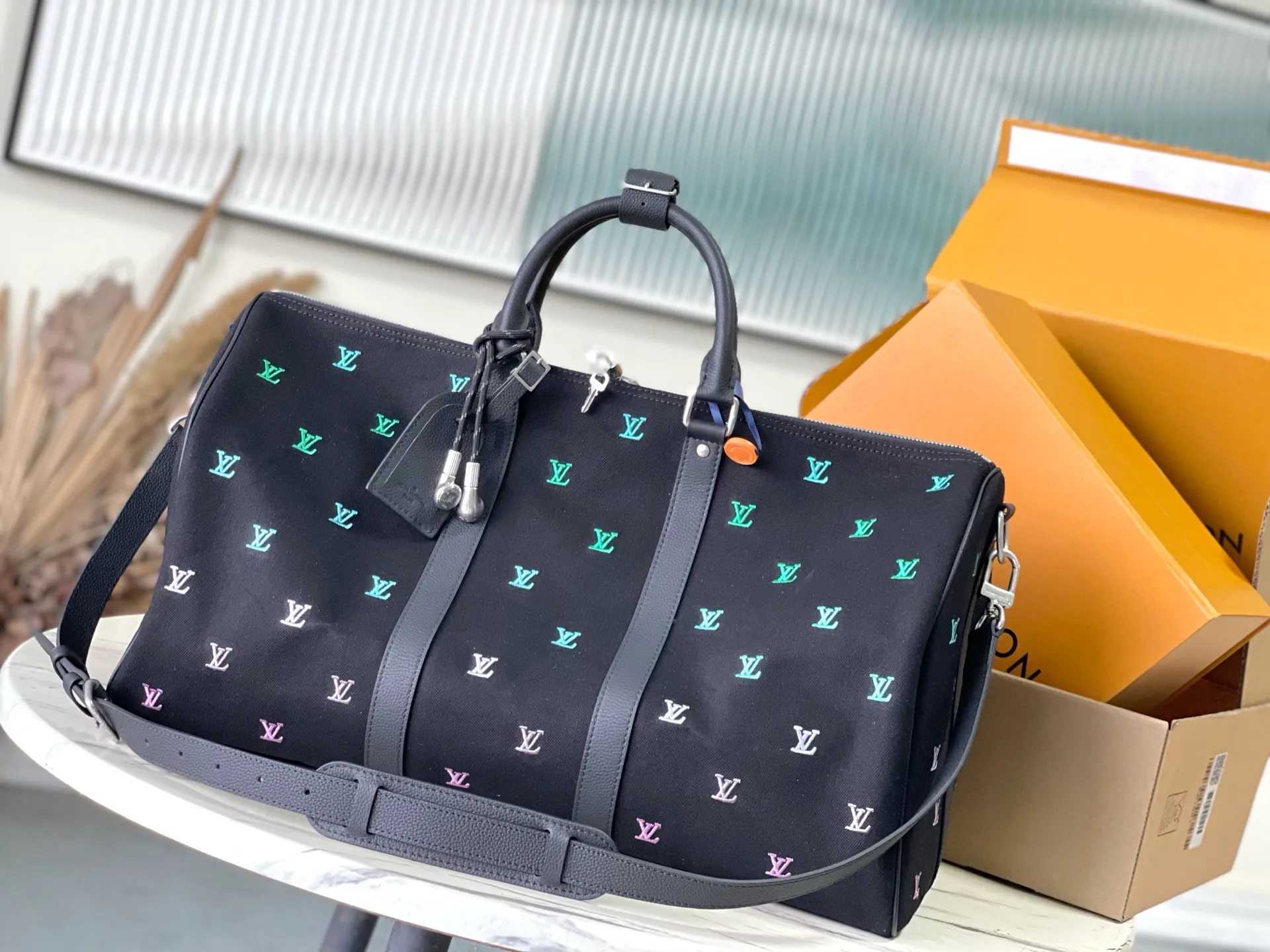 💰2000 (first layer leather) top original single M13966 Pharrell Williams chose dark LV Blason denim to interpret the Keepall Bandouliere50 travel bag, using keen synesthesia to turn the beating notes into colorful LV letter embroidery, injecting elegant meaning into the classic configuration. Dimensions: 50 × 29 × 23 cm