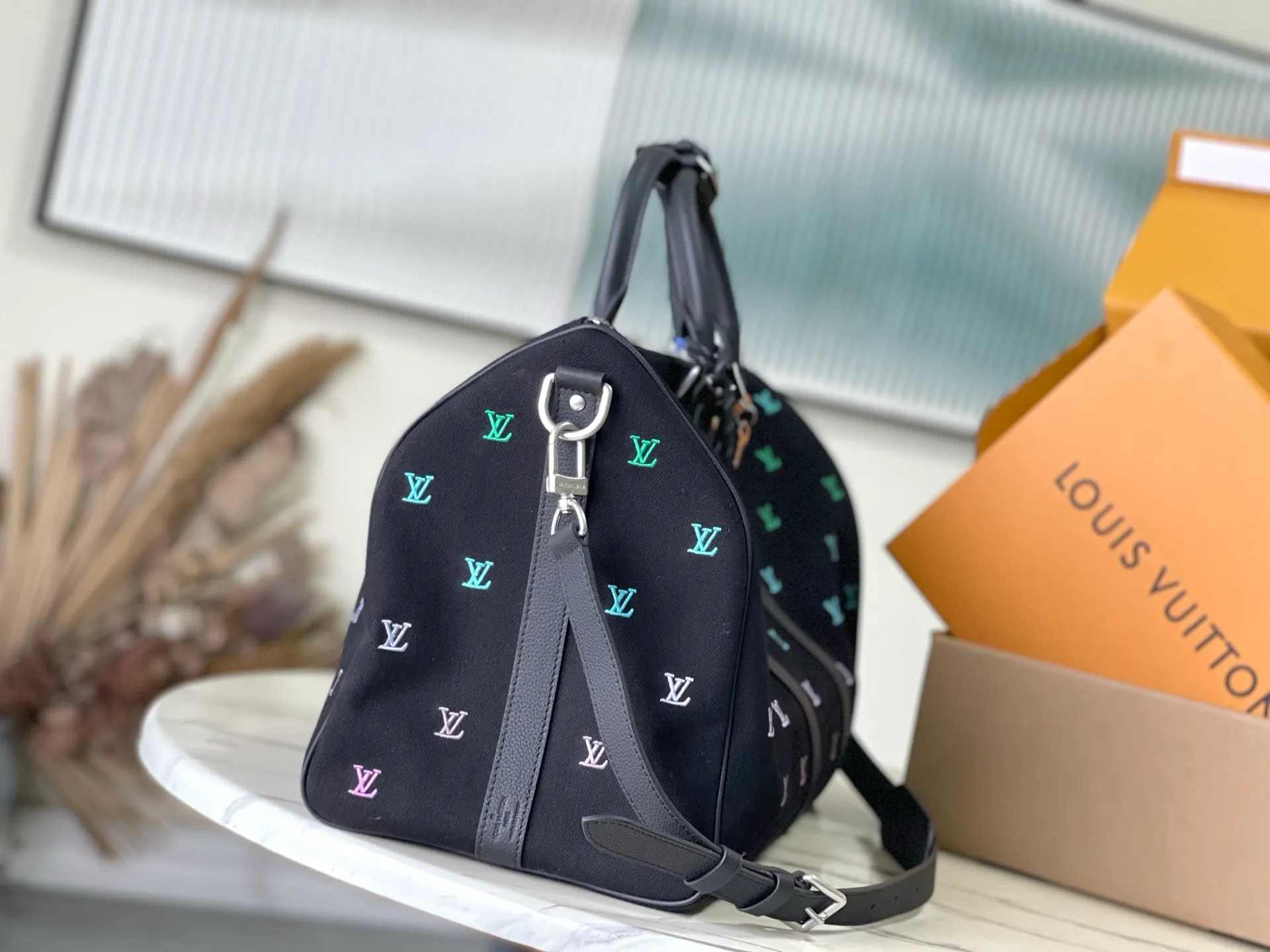 💰2000 (first layer leather) top original single M13966 Pharrell Williams chose dark LV Blason denim to interpret the Keepall Bandouliere50 travel bag, using keen synesthesia to turn the beating notes into colorful LV letter embroidery, injecting elegant meaning into the classic configuration. Dimensions: 50 × 29 × 23 cm