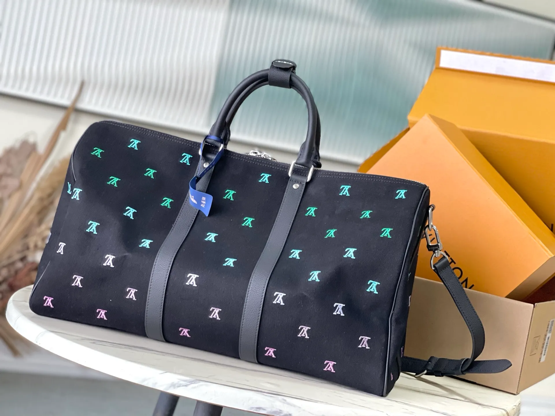 💰2000 (first layer leather) top original single M13966 Pharrell Williams chose dark LV Blason denim to interpret the Keepall Bandouliere50 travel bag, using keen synesthesia to turn the beating notes into colorful LV letter embroidery, injecting elegant meaning into the classic configuration. Dimensions: 50 × 29 × 23 cm