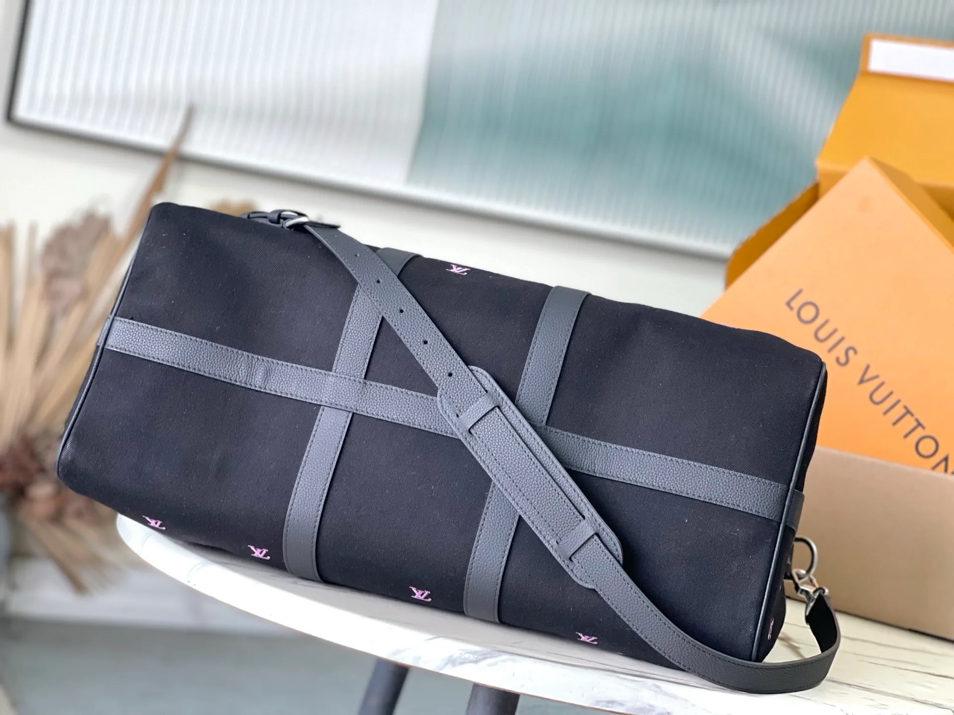 💰2000 (first layer leather) top original single M13966 Pharrell Williams chose dark LV Blason denim to interpret the Keepall Bandouliere50 travel bag, using keen synesthesia to turn the beating notes into colorful LV letter embroidery, injecting elegant meaning into the classic configuration. Dimensions: 50 × 29 × 23 cm