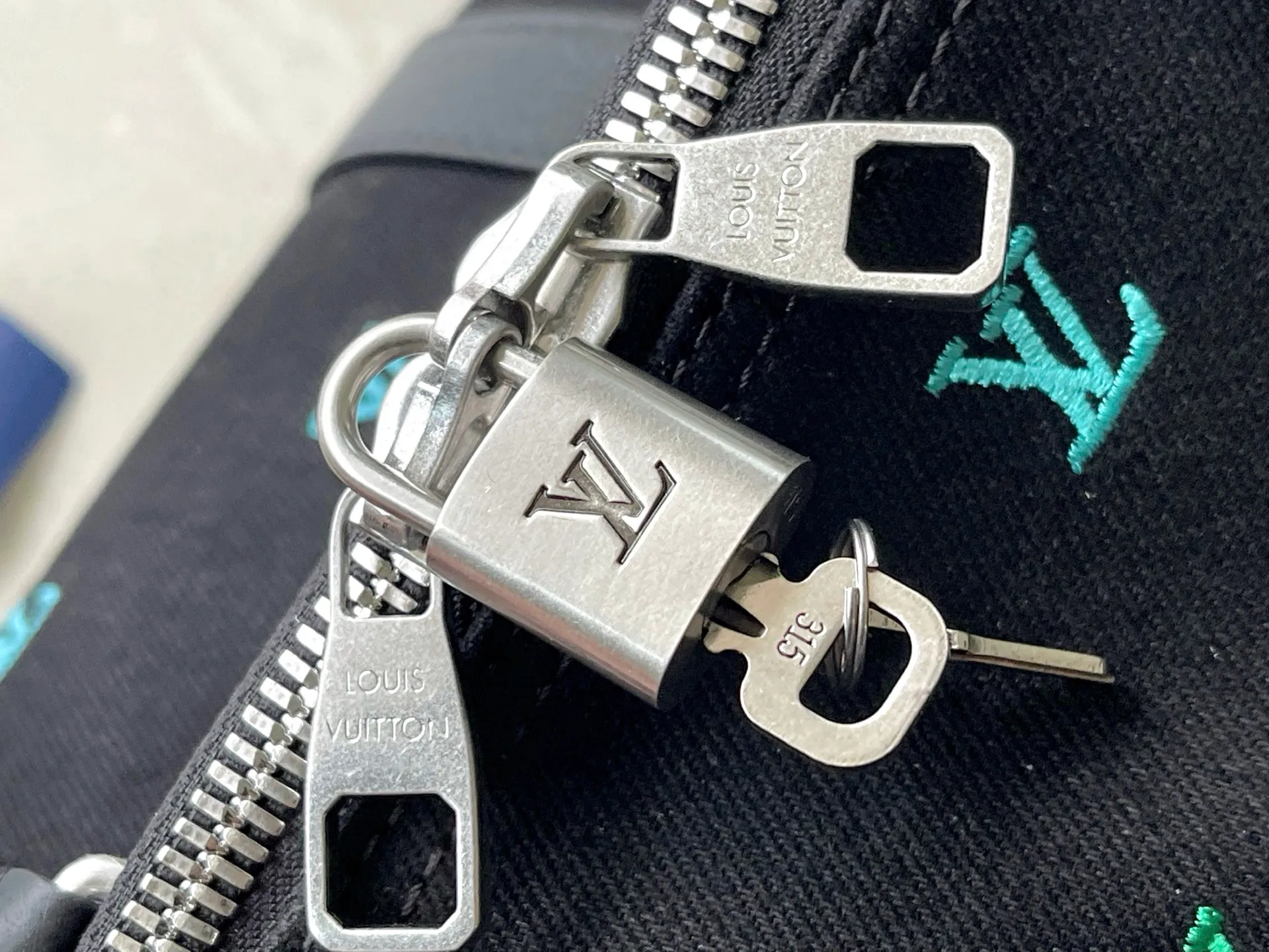 💰2000 (first layer leather) top original single M13966 Pharrell Williams chose dark LV Blason denim to interpret the Keepall Bandouliere50 travel bag, using keen synesthesia to turn the beating notes into colorful LV letter embroidery, injecting elegant meaning into the classic configuration. Dimensions: 50 × 29 × 23 cm