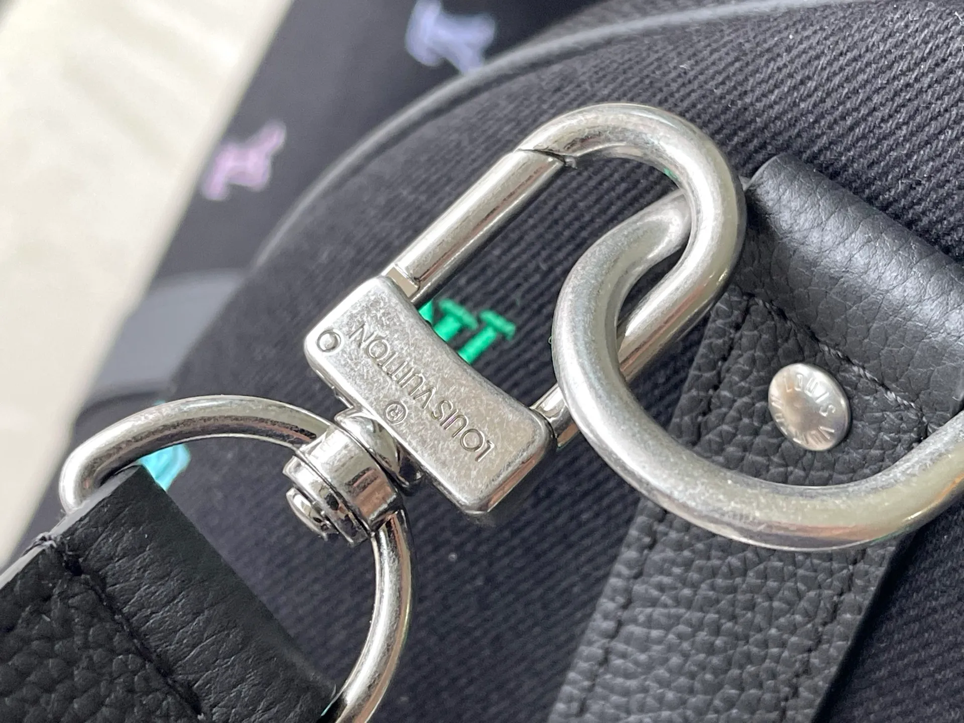 💰2000 (first layer leather) top original single M13966 Pharrell Williams chose dark LV Blason denim to interpret the Keepall Bandouliere50 travel bag, using keen synesthesia to turn the beating notes into colorful LV letter embroidery, injecting elegant meaning into the classic configuration. Dimensions: 50 × 29 × 23 cm