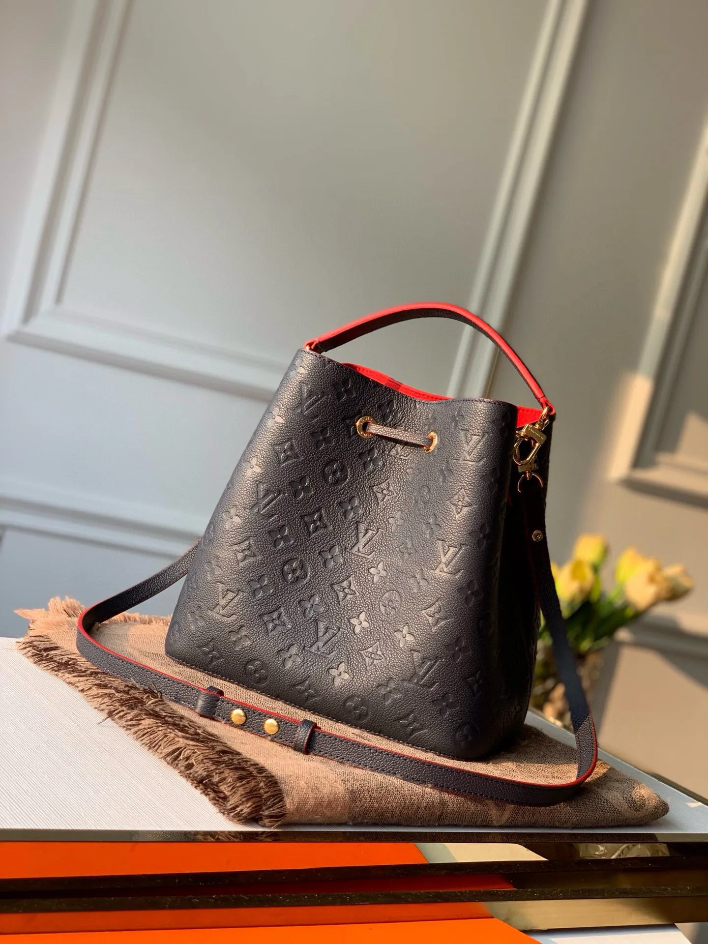 💰1060 (top-grain leather) top-quality original actual photos😍😍 M45306 dark blue with red NéoNoé medium bucket bag is made of Monogram Empreinte embossed leather, which becomes more elegant with the embellishment of leather drawstrings and exquisite eyelets. The lightweight structure conforms to the rhythm of the body, and the detachable top handle or detachable and adjustable shoulder strap makes it comfortable to carry, carry on the shoulder, or cross-body. Dimensions: 26.0 x 26.0 x 17.5 cm.
