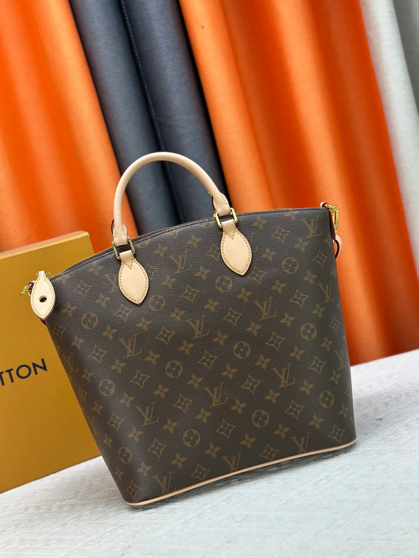 P290 upgraded original M26494 M26532 This Lockit BB handbag draws inspiration from the Knick-Knack handbag in the 1960s and can be flexibly switched between multiple carrying methods. Monogram coated canvas with a curved upper edge and oval trim reflect the classic elements of the original design. The padlock opening and closing once again pays tribute to the brand's long heritage. Dimensions: 36 x 30 x 15 cm (length x height x width)