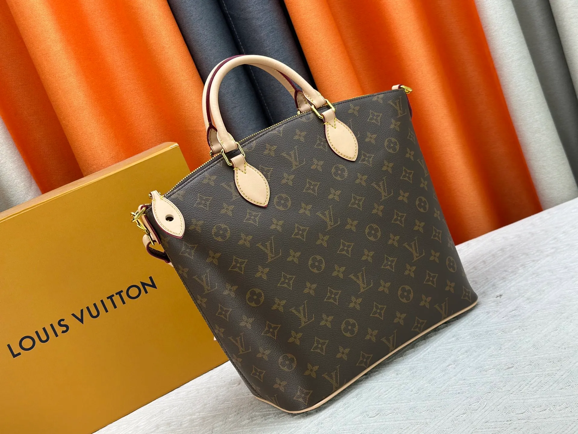 P290 upgraded original M26494 M26532 This Lockit BB handbag draws inspiration from the Knick-Knack handbag in the 1960s and can be flexibly switched between multiple carrying methods. Monogram coated canvas with a curved upper edge and oval trim reflect the classic elements of the original design. The padlock opening and closing once again pays tribute to the brand's long heritage. Dimensions: 36 x 30 x 15 cm (length x height x width)