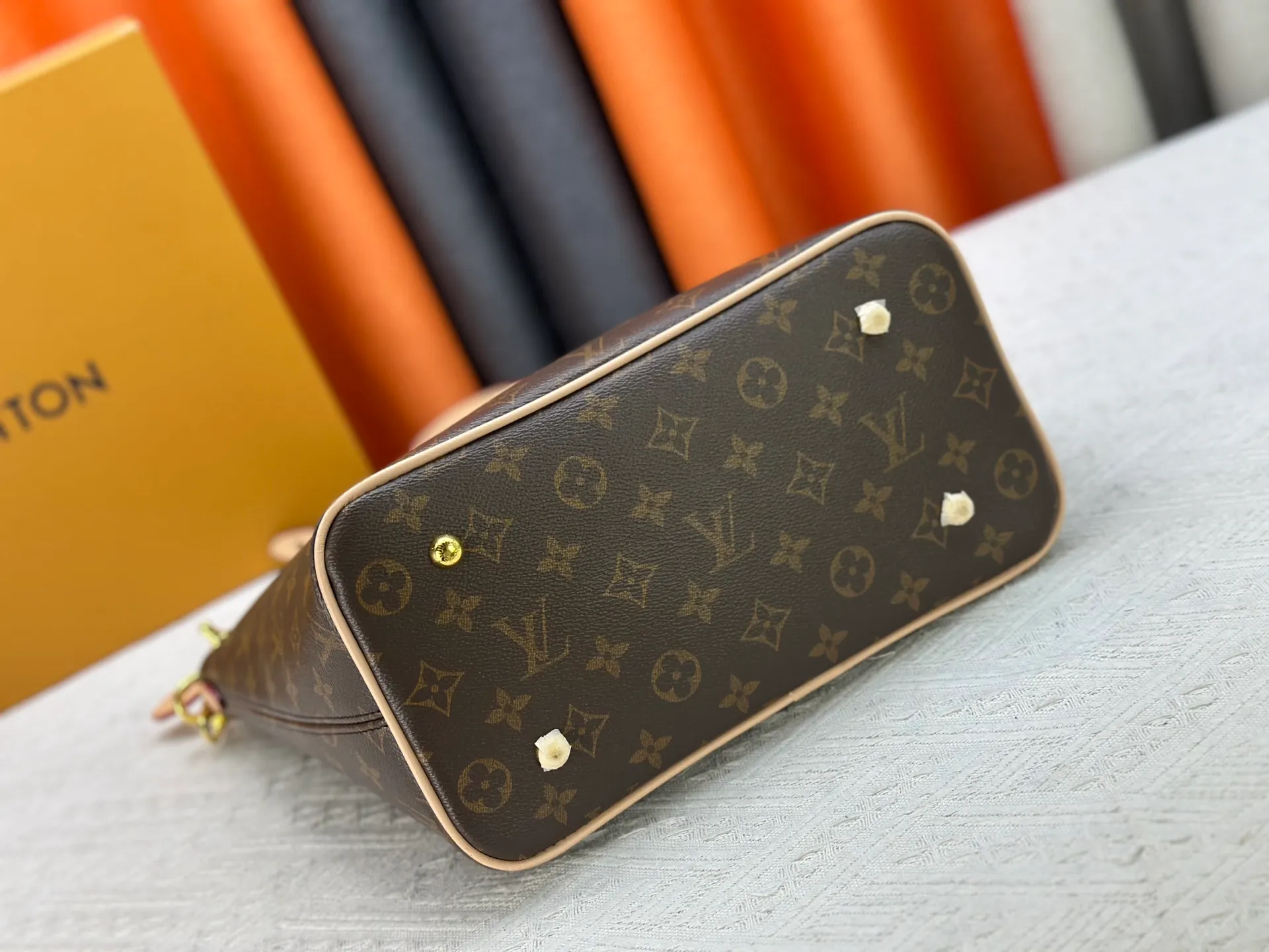 P290 upgraded original M26494 M26532 This Lockit BB handbag draws inspiration from the Knick-Knack handbag in the 1960s and can be flexibly switched between multiple carrying methods. Monogram coated canvas with a curved upper edge and oval trim reflect the classic elements of the original design. The padlock opening and closing once again pays tribute to the brand's long heritage. Dimensions: 36 x 30 x 15 cm (length x height x width)