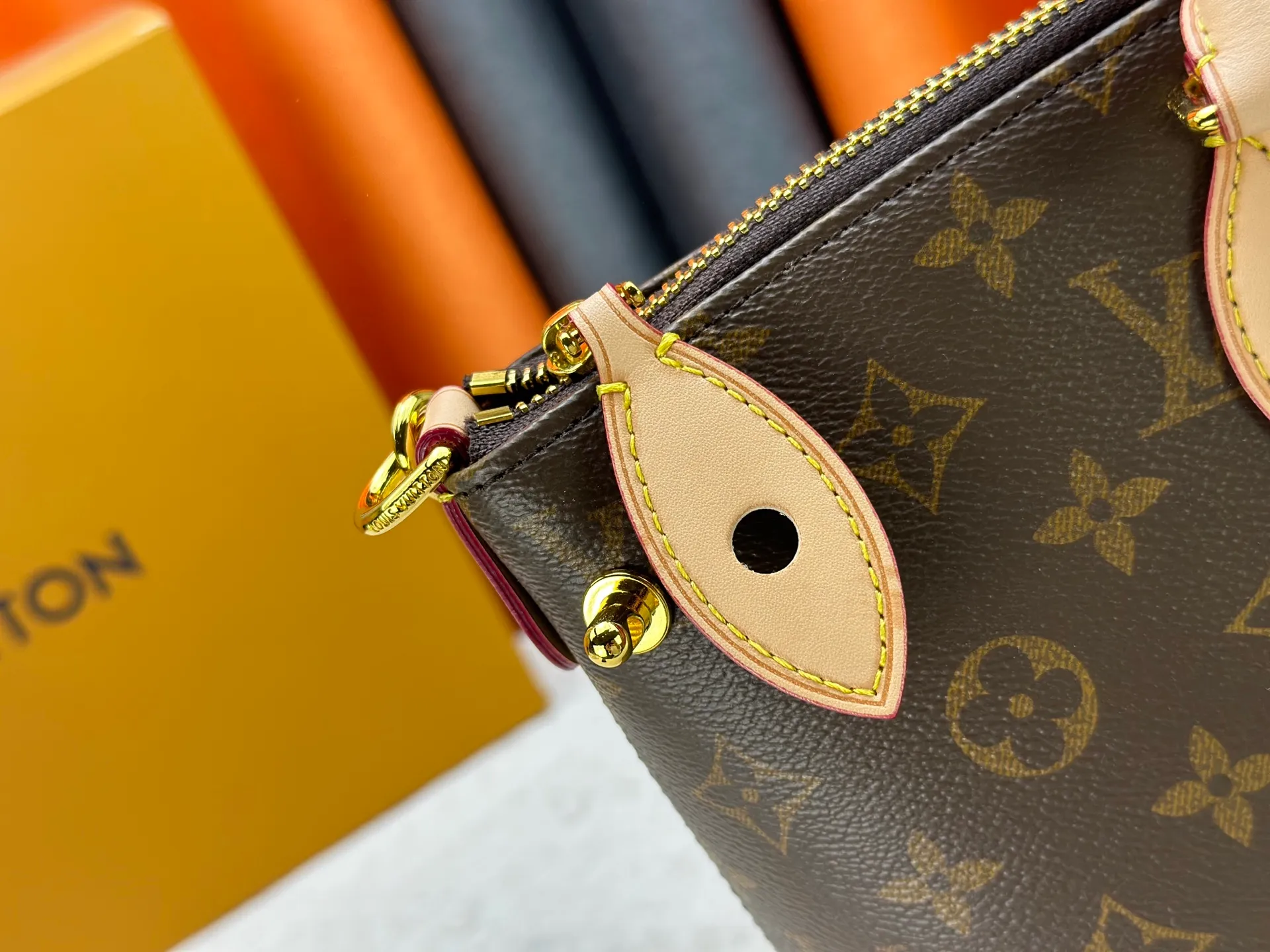 P290 upgraded original M26494 M26532 This Lockit BB handbag draws inspiration from the Knick-Knack handbag in the 1960s and can be flexibly switched between multiple carrying methods. Monogram coated canvas with a curved upper edge and oval trim reflect the classic elements of the original design. The padlock opening and closing once again pays tribute to the brand's long heritage. Dimensions: 36 x 30 x 15 cm (length x height x width)