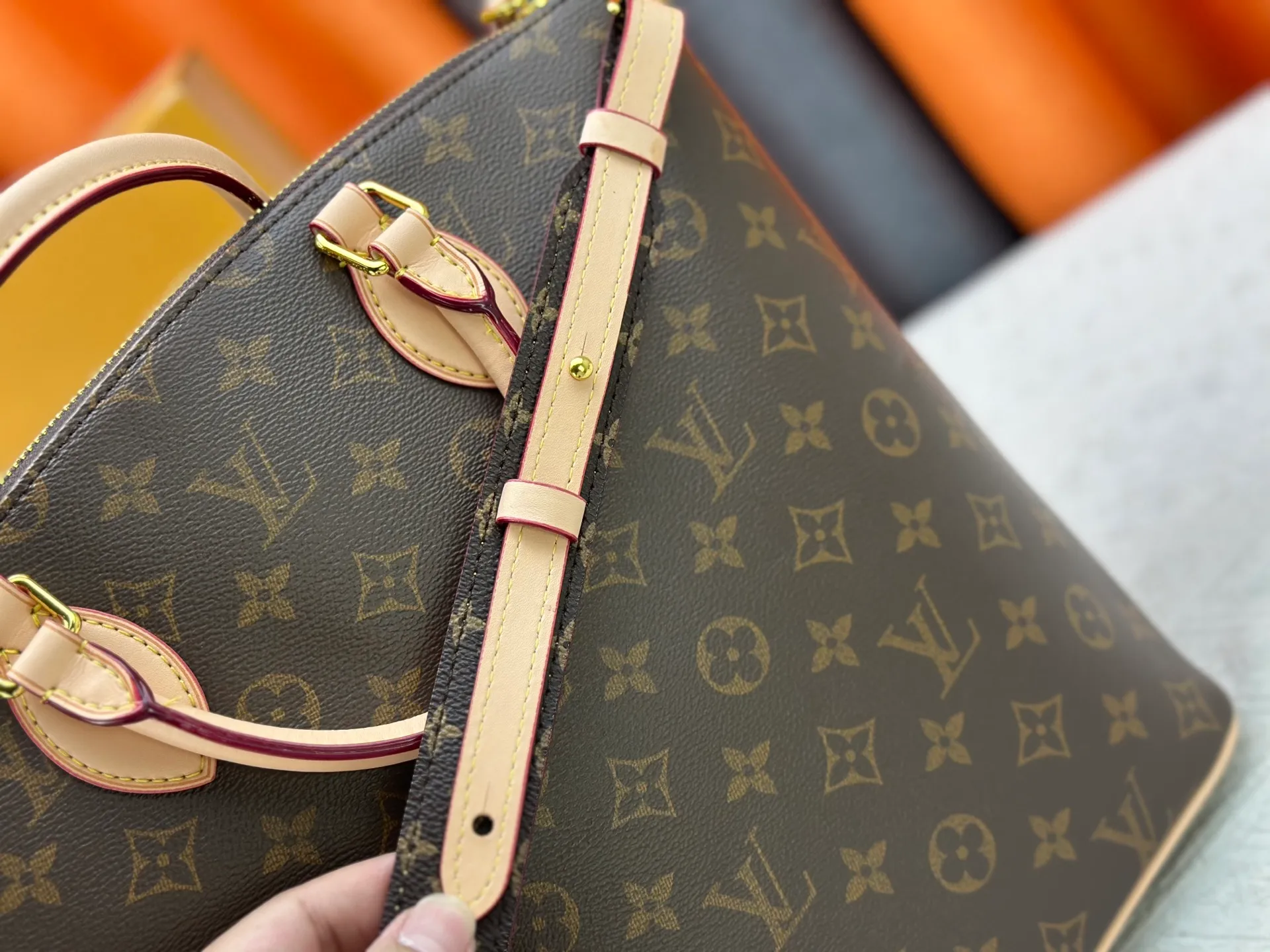 P290 upgraded original M26494 M26532 This Lockit BB handbag draws inspiration from the Knick-Knack handbag in the 1960s and can be flexibly switched between multiple carrying methods. Monogram coated canvas with a curved upper edge and oval trim reflect the classic elements of the original design. The padlock opening and closing once again pays tribute to the brand's long heritage. Dimensions: 36 x 30 x 15 cm (length x height x width)