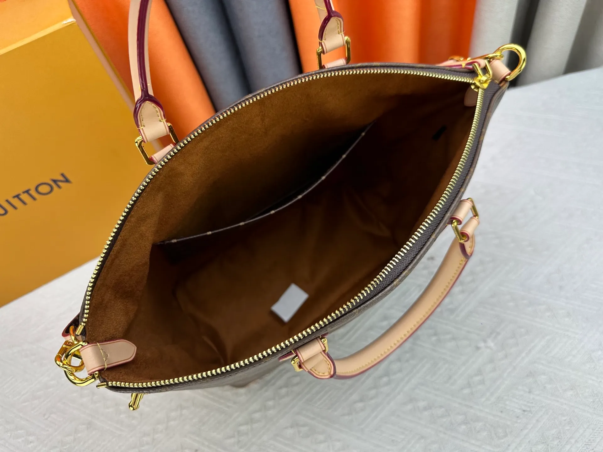 P290 upgraded original M26494 M26532 This Lockit BB handbag draws inspiration from the Knick-Knack handbag in the 1960s and can be flexibly switched between multiple carrying methods. Monogram coated canvas with a curved upper edge and oval trim reflect the classic elements of the original design. The padlock opening and closing once again pays tribute to the brand's long heritage. Dimensions: 36 x 30 x 15 cm (length x height x width)