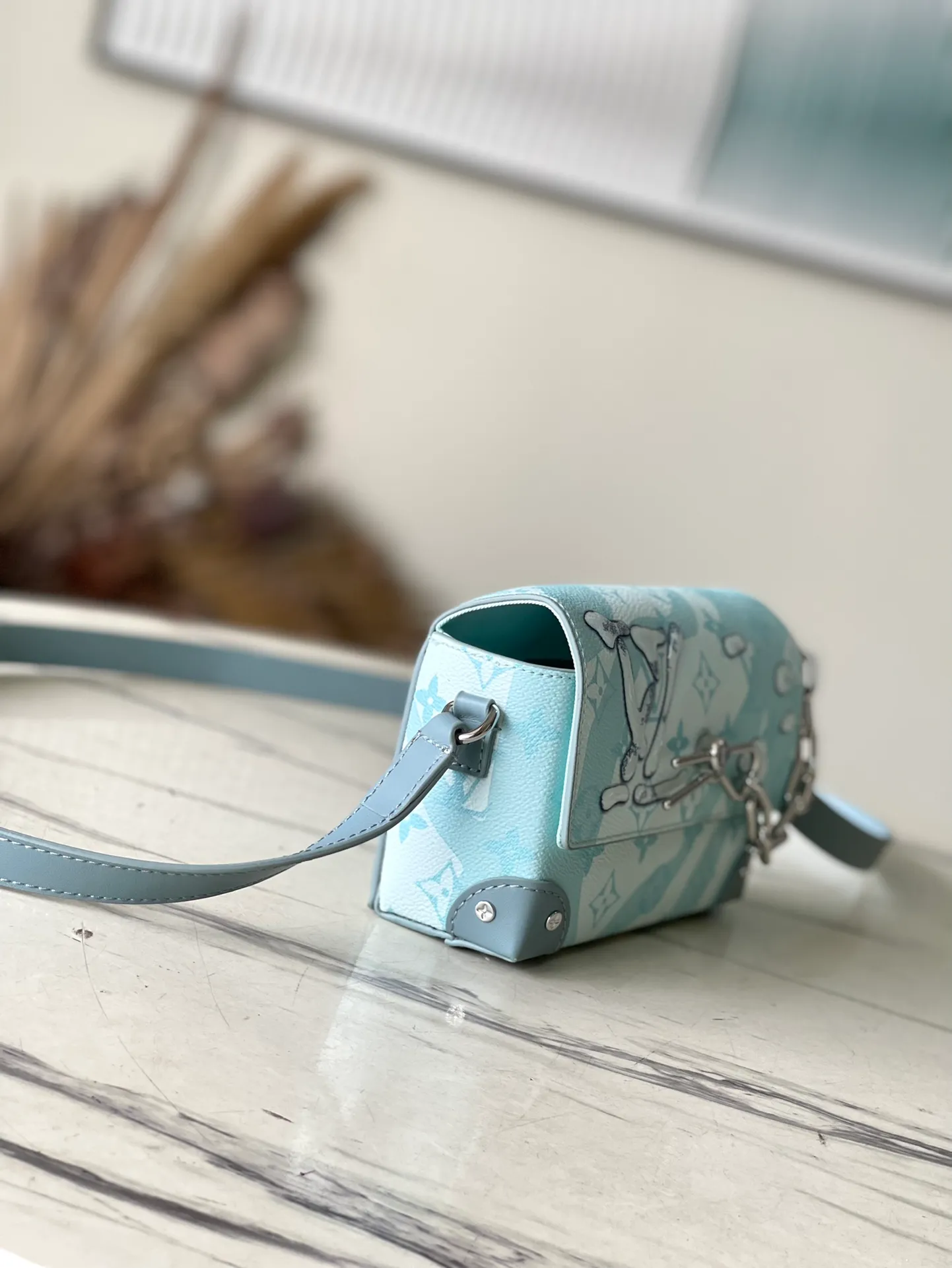 💰940 Top original order M22637 crystal blue Steamer mini handbag is made from Monogram Aquagarden canvas. 3D printing is used to depict splashing water droplets, as if you are in a secret place under the sea. The chain and pins are from Louis Vuitton's traditional Steamer hard case. The right size can accommodate travel needs size: 18x11x6.5cm