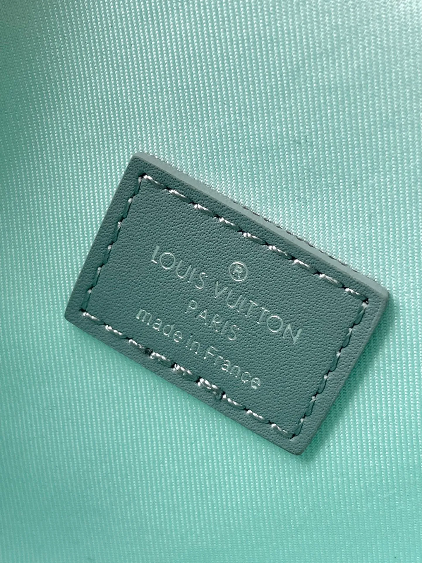 💰940 Top original order M22637 crystal blue Steamer mini handbag is made from Monogram Aquagarden canvas. 3D printing is used to depict splashing water droplets, as if you are in a secret place under the sea. The chain and pins are from Louis Vuitton's traditional Steamer hard case. The right size can accommodate travel needs size: 18x11x6.5cm