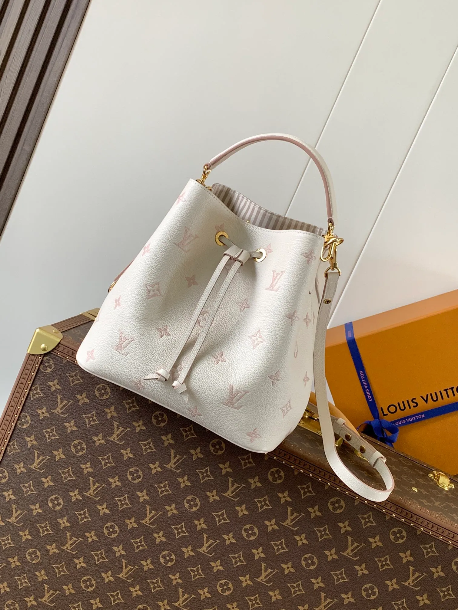 💰1180 (top layer leather) top original order, transcoding chip M14401 This NéoNoé medium handbag uses classic Monogram Empreinte leather to interpret the same color aesthetics, and uses dazzling chain decoration to release the new ideas of the season. The neat interior is equipped with multiple compartments and a removable storage bag for convenient storage of small items.  26 cm Half-length adjustable strap: 56.0 cm Handle: single handle, removable