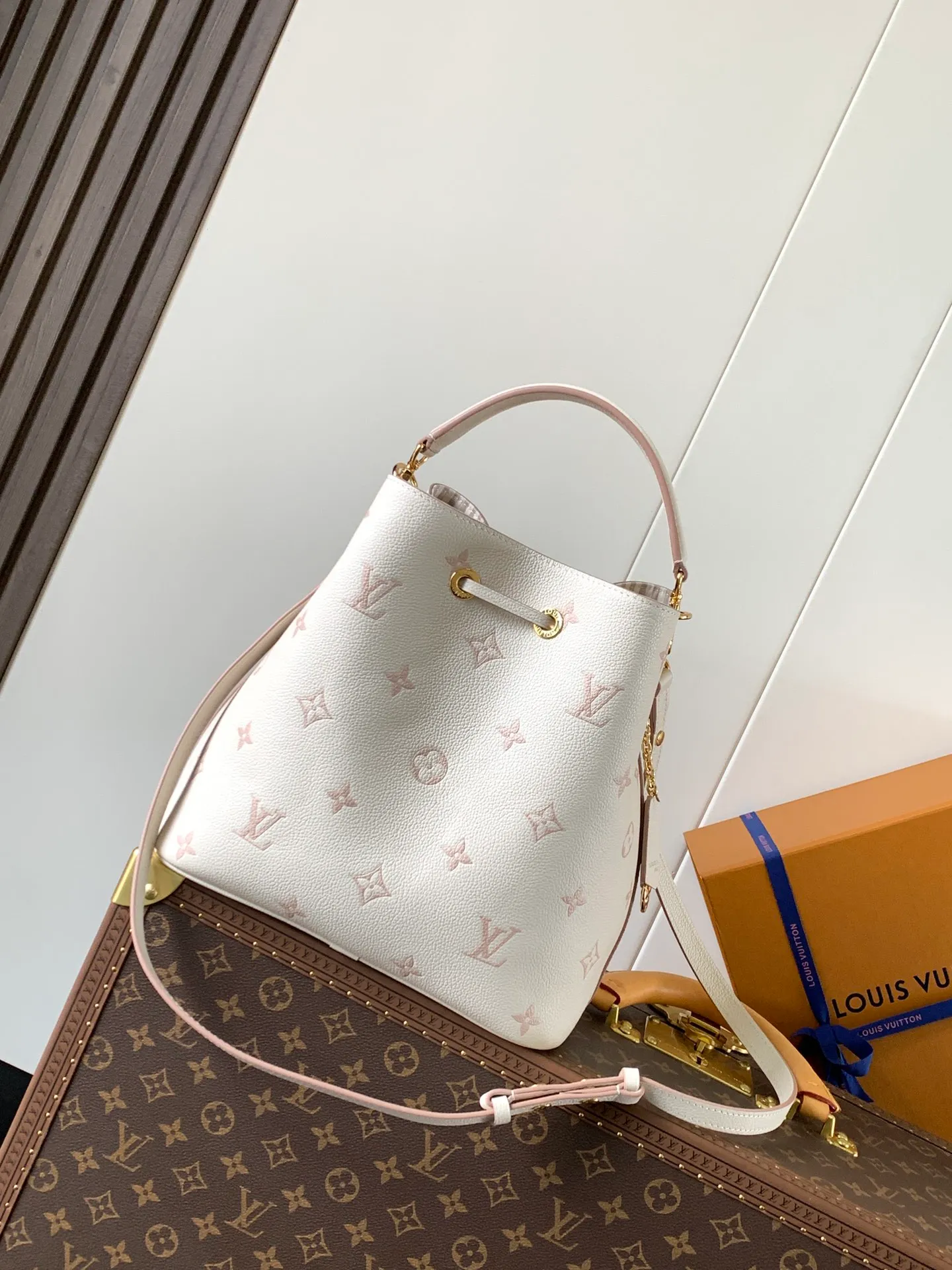 💰1180 (top layer leather) top original order, transcoding chip M14401 This NéoNoé medium handbag uses classic Monogram Empreinte leather to interpret the same color aesthetics, and uses dazzling chain decoration to release the new ideas of the season. The neat interior is equipped with multiple compartments and a removable storage bag for convenient storage of small items.  26 cm Half-length adjustable strap: 56.0 cm Handle: single handle, removable