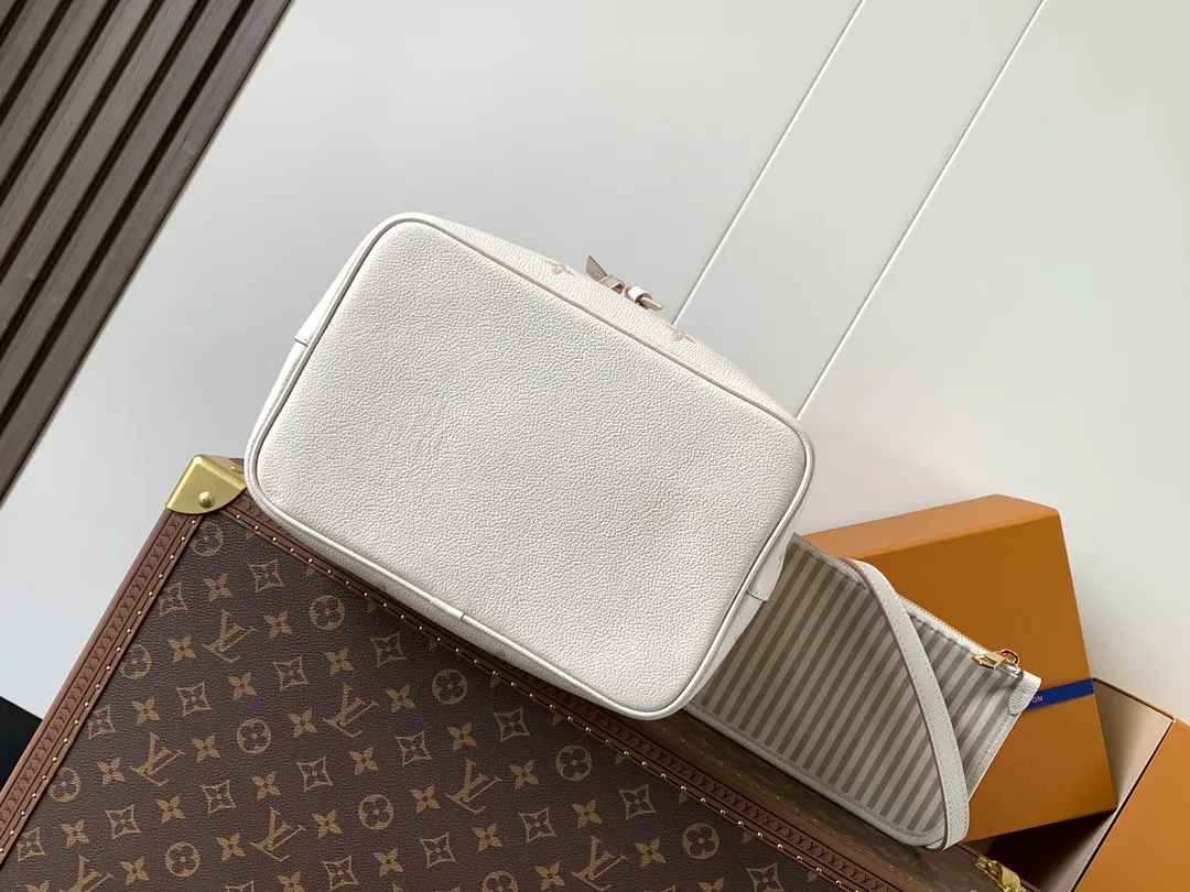 💰1180 (top layer leather) top original order, transcoding chip M14401 This NéoNoé medium handbag uses classic Monogram Empreinte leather to interpret the same color aesthetics, and uses dazzling chain decoration to release the new ideas of the season. The neat interior is equipped with multiple compartments and a removable storage bag for convenient storage of small items.  26 cm Half-length adjustable strap: 56.0 cm Handle: single handle, removable