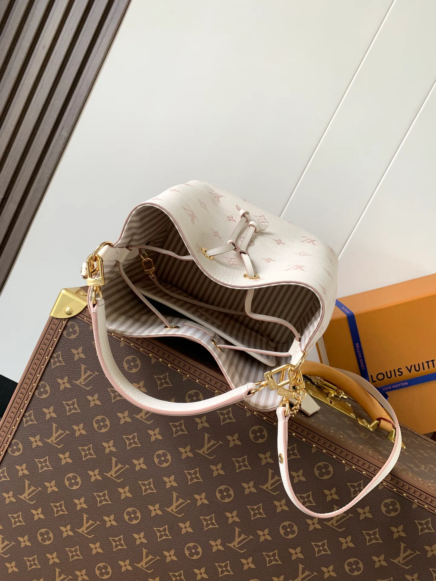 💰1180 (top layer leather) top original order, transcoding chip M14401 This NéoNoé medium handbag uses classic Monogram Empreinte leather to interpret the same color aesthetics, and uses dazzling chain decoration to release the new ideas of the season. The neat interior is equipped with multiple compartments and a removable storage bag for convenient storage of small items.  26 cm Half-length adjustable strap: 56.0 cm Handle: single handle, removable