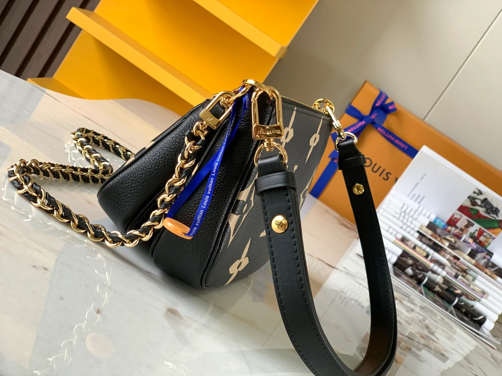 P1960 [Special quality original leather, all-steel hardware💋 M45777 black silk screen embossing] This Multi Pochette Accessoires crossbody bag is made of Monogram Empreinte leather to create a two-in-one design. Its clutch, chain and leather shoulder strap are all detachable. The oversized Monogram embossing on the front complements the classic Monogram pattern on the gusset.  Detailed features 25 x 14.5 x 4.5 cm (length x height x width)