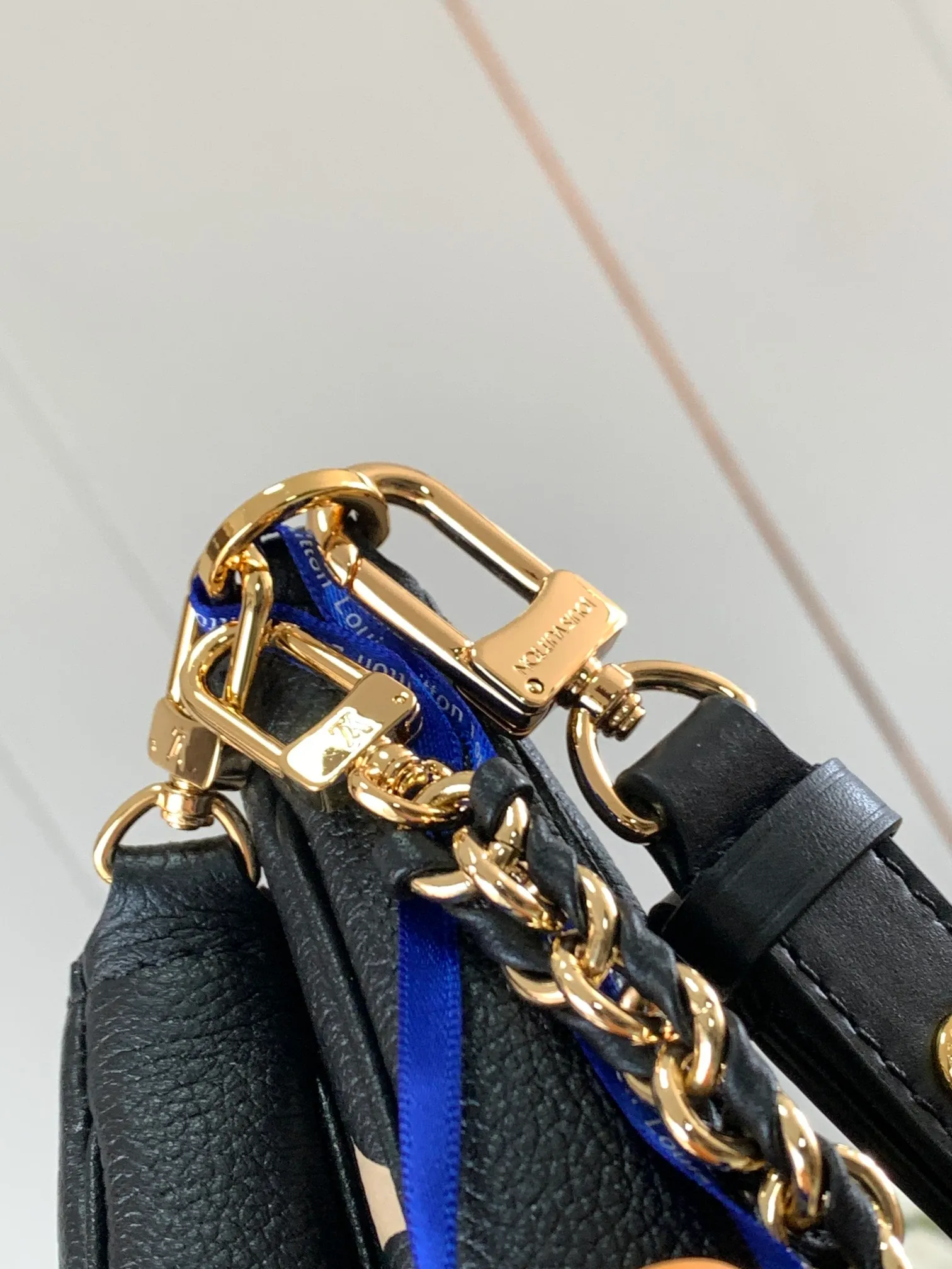 P1960 [Special quality original leather, all-steel hardware💋 M45777 black silk screen embossing] This Multi Pochette Accessoires crossbody bag is made of Monogram Empreinte leather to create a two-in-one design. Its clutch, chain and leather shoulder strap are all detachable. The oversized Monogram embossing on the front complements the classic Monogram pattern on the gusset.  Detailed features 25 x 14.5 x 4.5 cm (length x height x width)