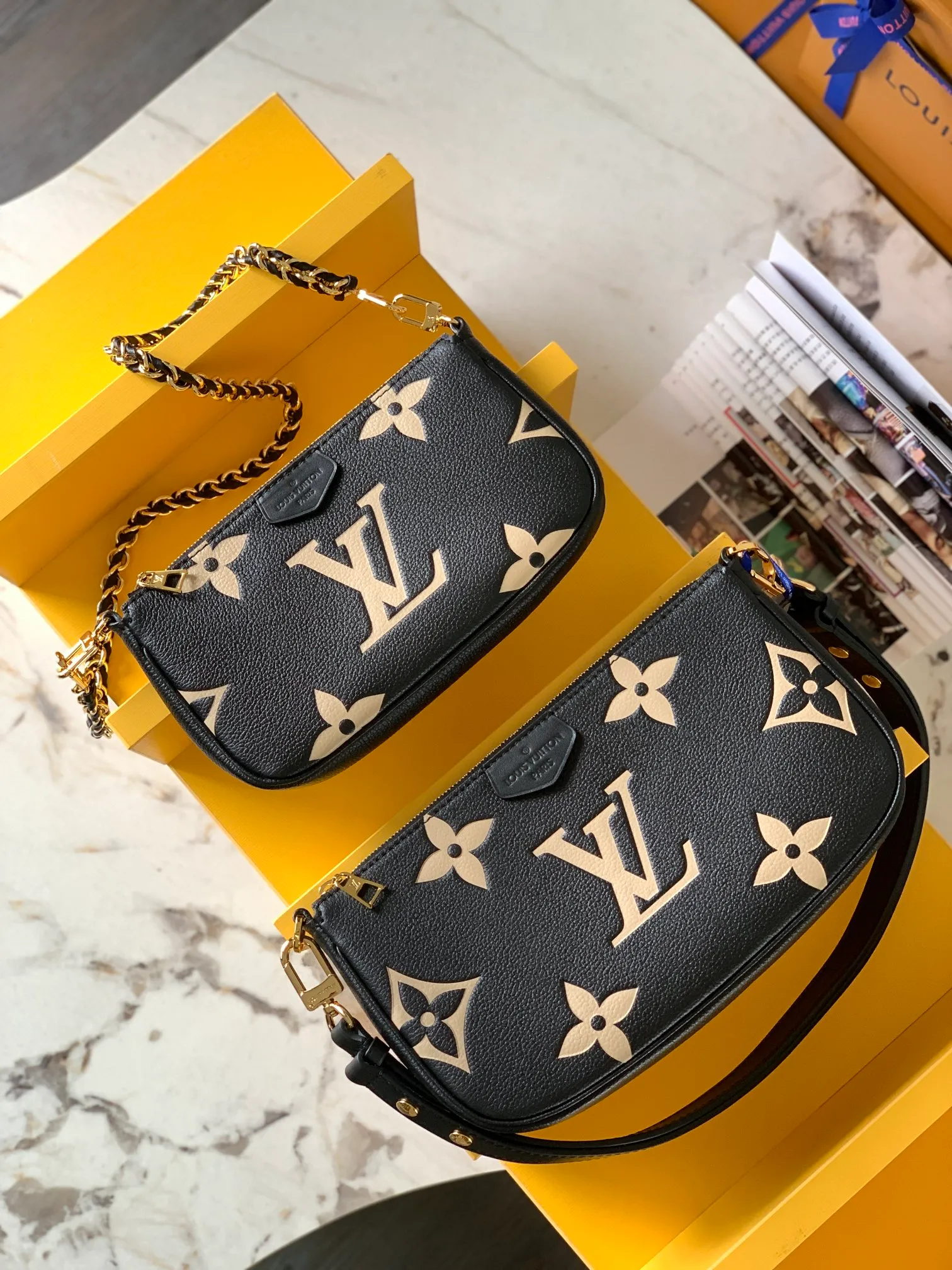 P1960 [Special quality original leather, all-steel hardware💋 M45777 black silk screen embossing] This Multi Pochette Accessoires crossbody bag is made of Monogram Empreinte leather to create a two-in-one design. Its clutch, chain and leather shoulder strap are all detachable. The oversized Monogram embossing on the front complements the classic Monogram pattern on the gusset.  Detailed features 25 x 14.5 x 4.5 cm (length x height x width)
